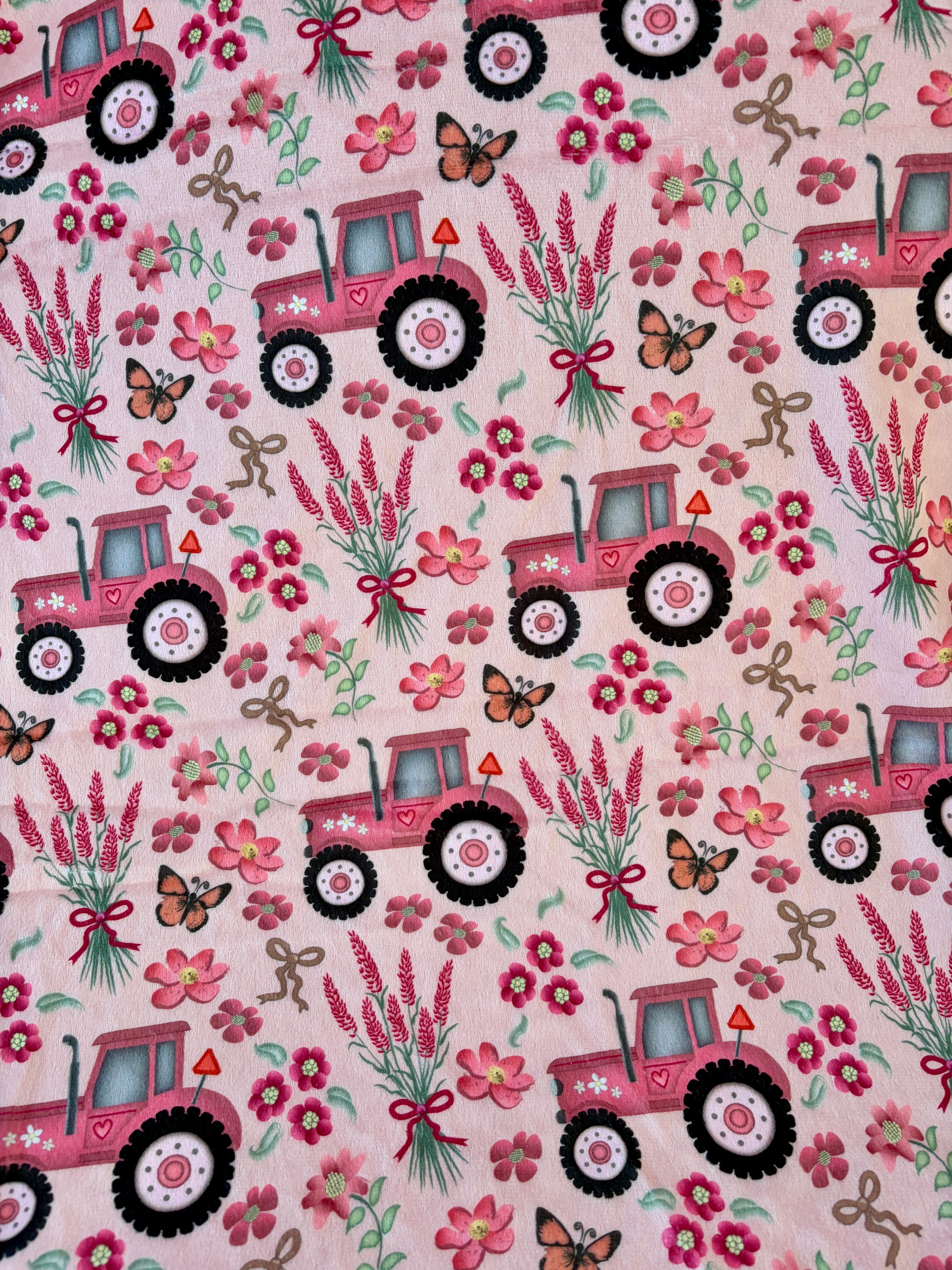 Tracteurs de ferme dans un jardin fleuri rose
