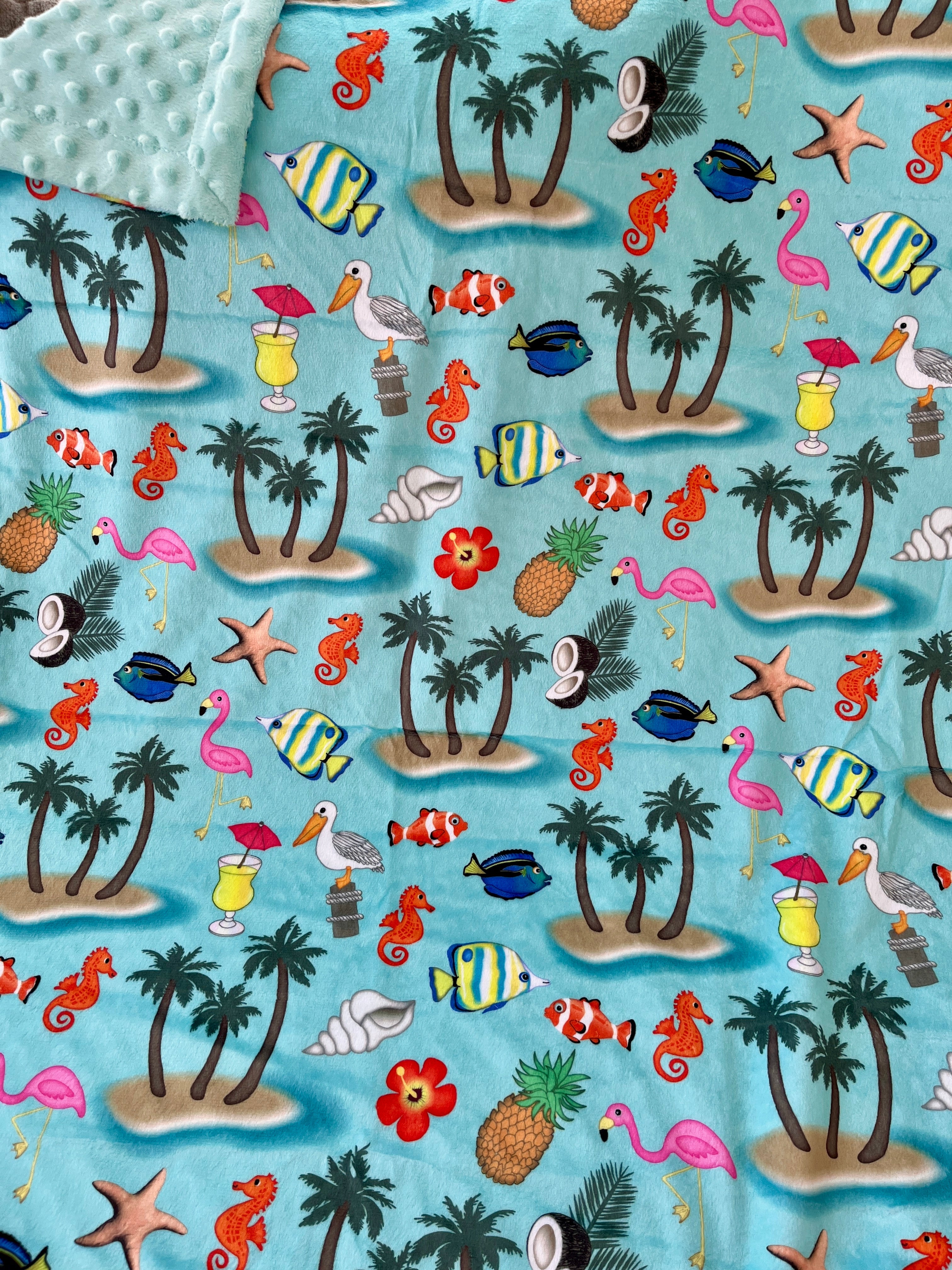 Palmiers, poissons et plage tropical