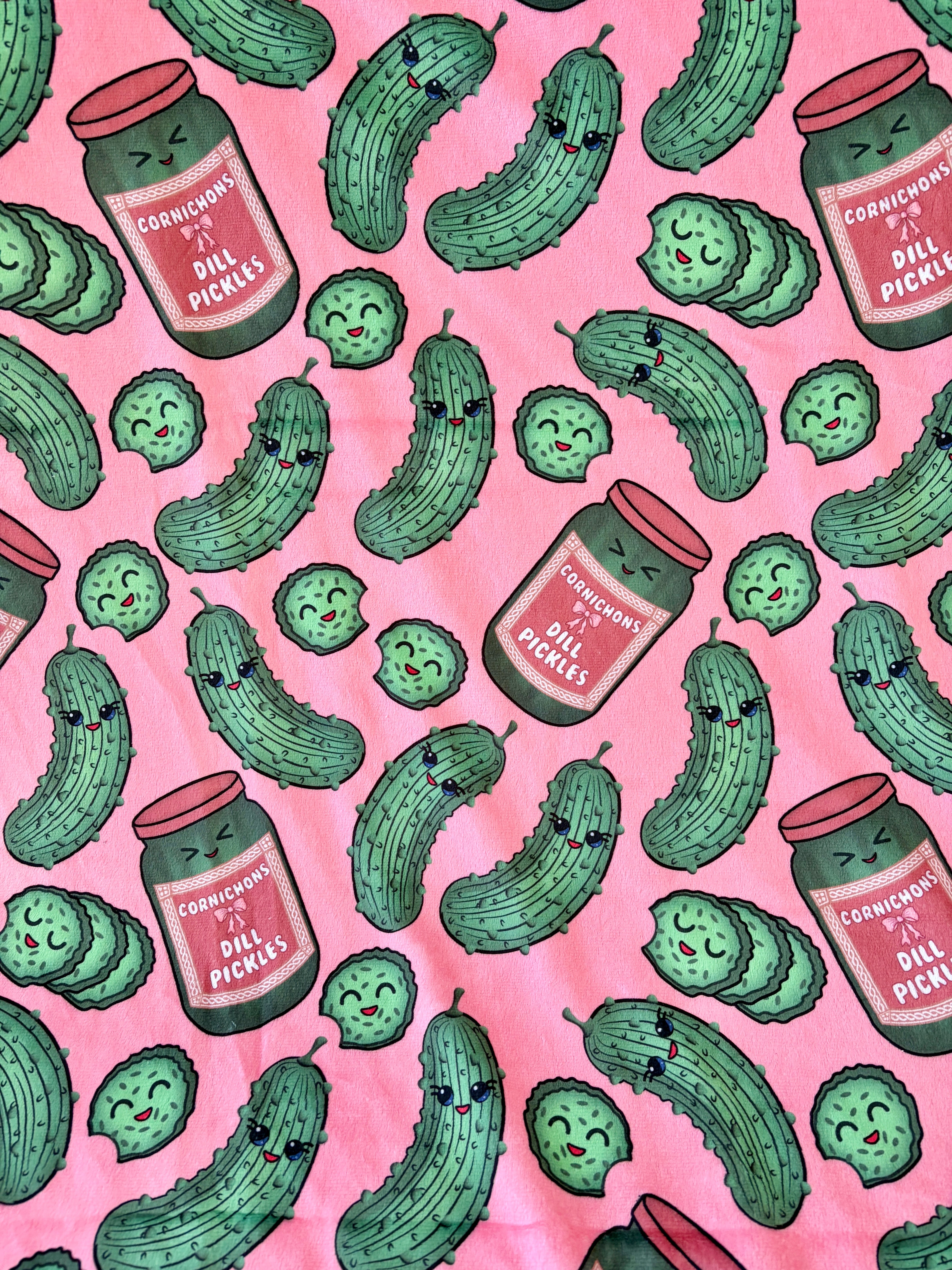 Invasion des cornichons pickles (fond rose)