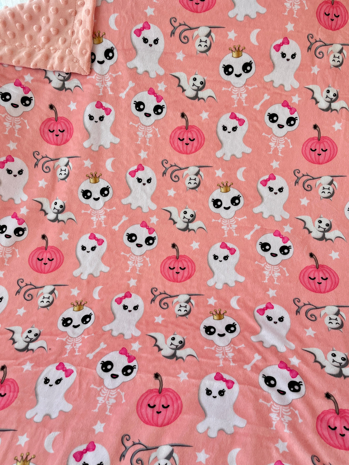Squelettes drôles, fantômes mignons, chauves-souris coquettes et citrouilles endormies (fond rose)