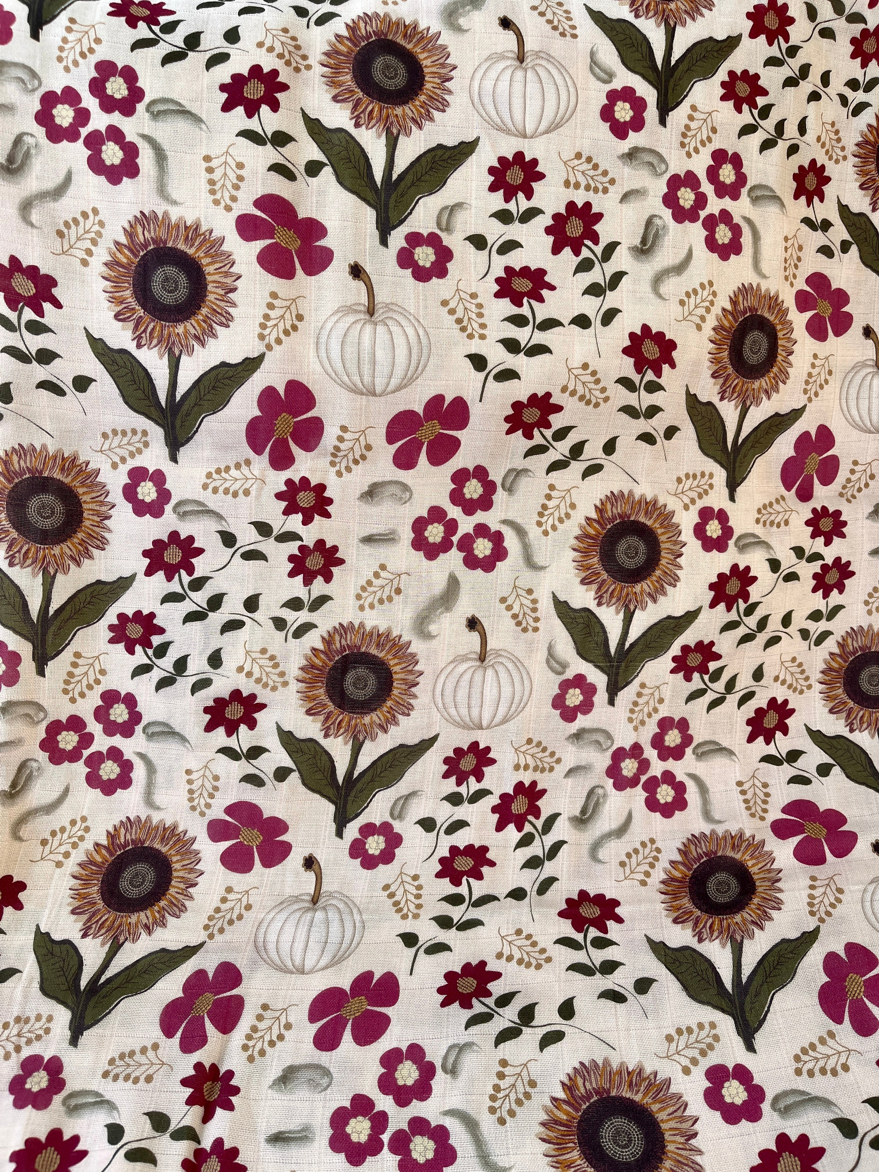 Motif floral de teinte bourgogne et petites citrouilles
