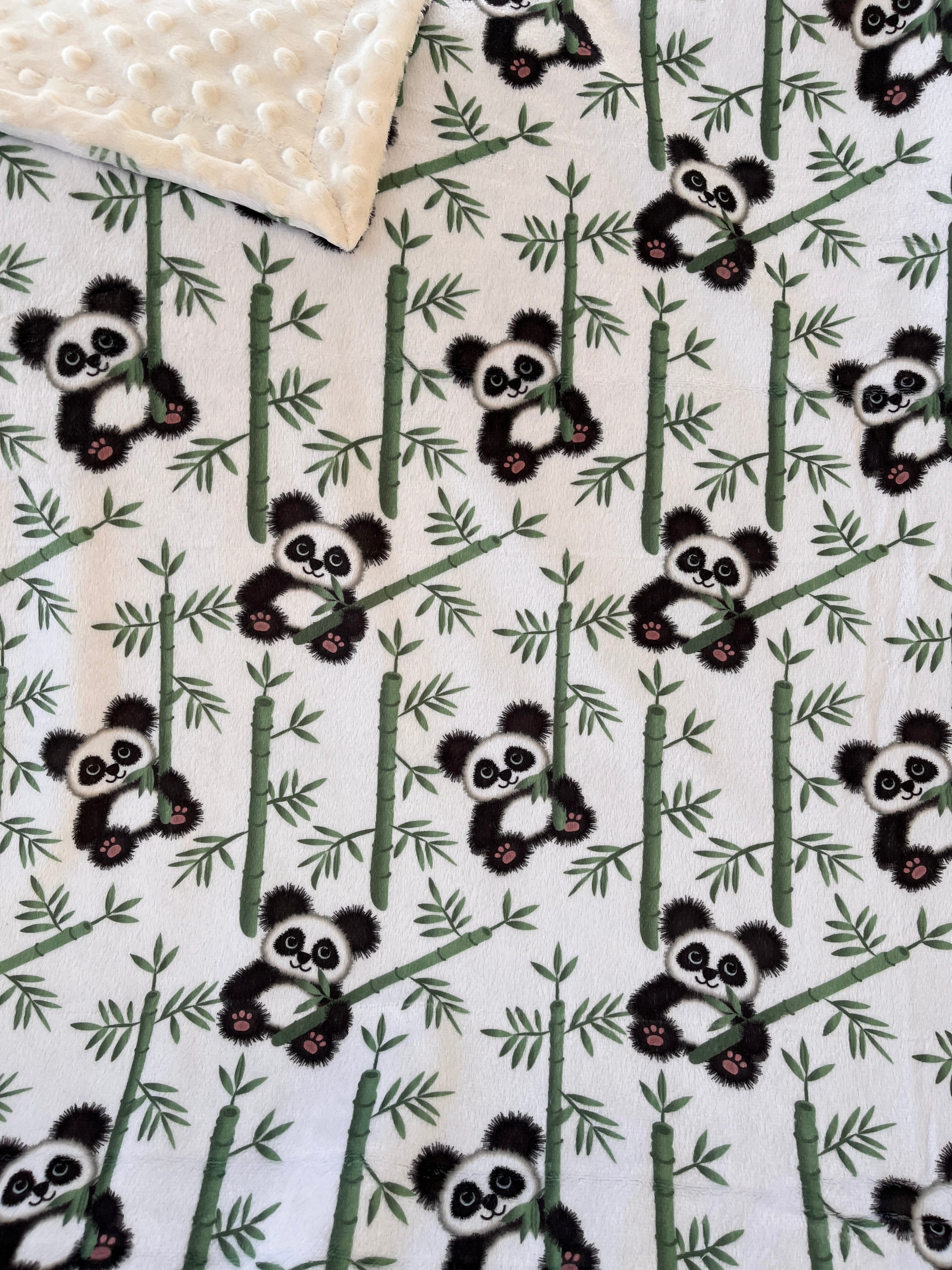 PANDAS DANS UNE FORÊT DE BAMBOUS