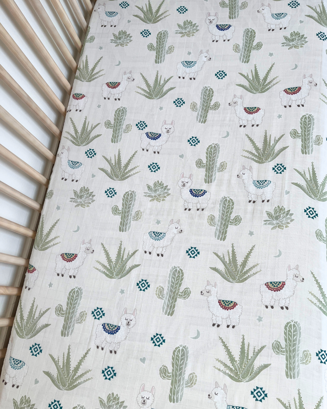 Drap contour pour bassinette en mousseline : Lamas endormis (Fond Crème)