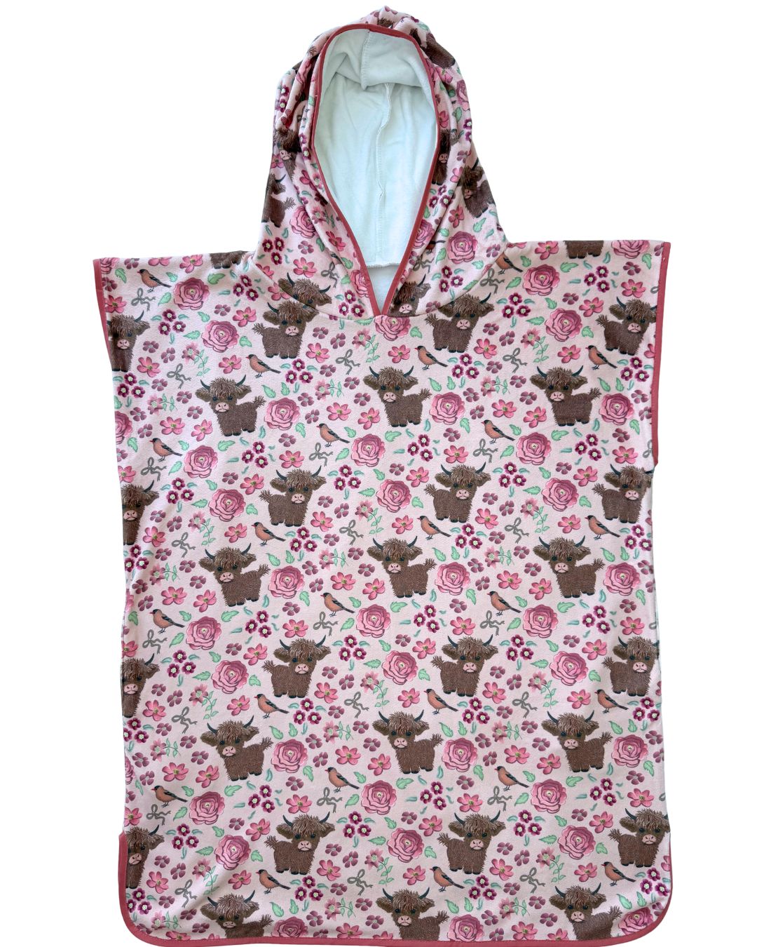 Serviette poncho à capuchon pour adulte et enfant : Vaches Highland dans un jardin fleuri rose