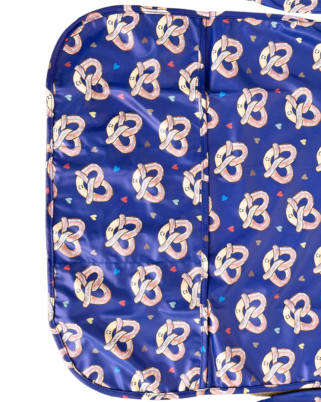 TABLIER d’art et de cuisine imperméable pour enfant (4 à 7 ans) : Pretzels salés (Fond bleu royal)