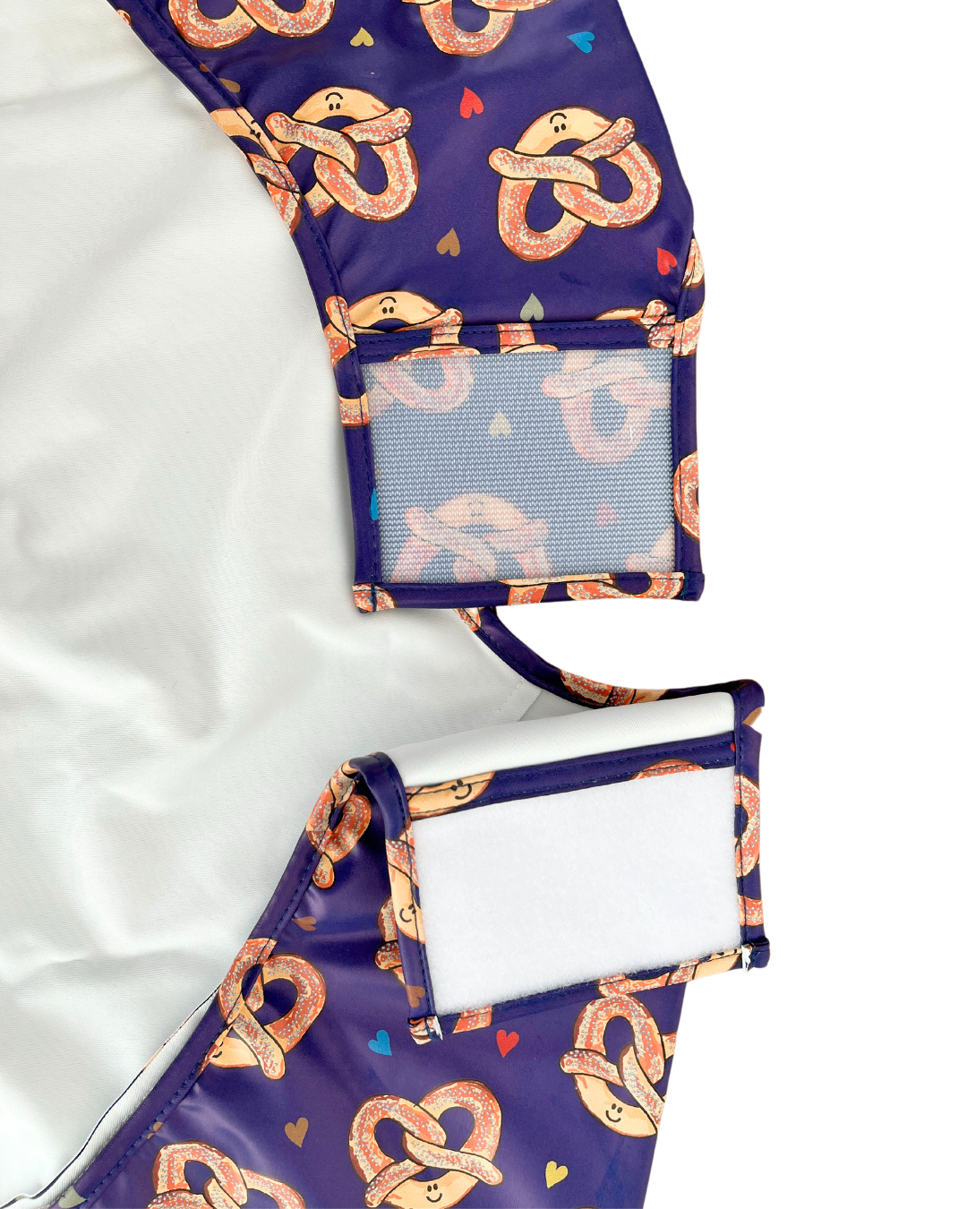 TABLIER d’art et de cuisine imperméable pour enfant (4 à 7 ans) : Pretzels salés (Fond bleu royal)