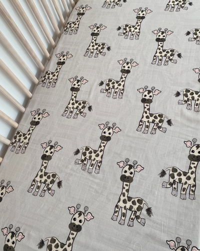 Fitted muslin sheet for bassinet : The Laughing Giraffes