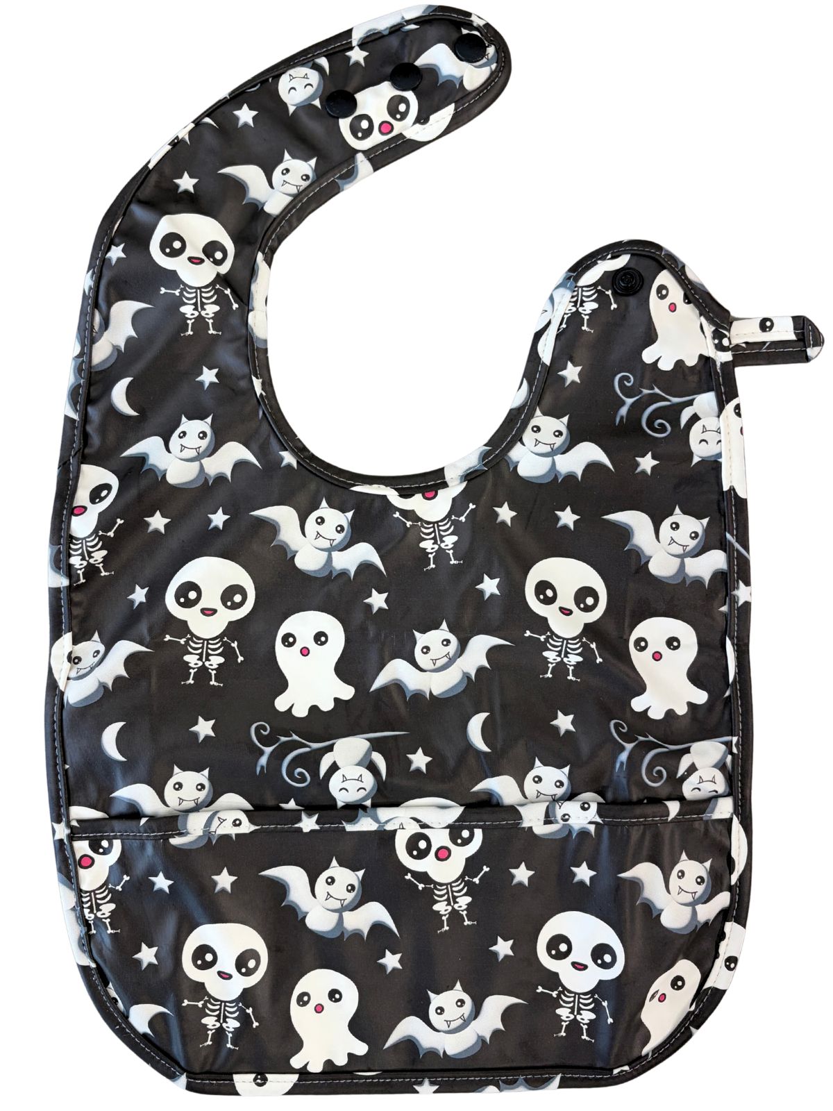 Bavette imperméable avec poche : Squelettes drôles, fantômes mignons, chauves-souris coquettes et citrouilles endormies (fond noir)