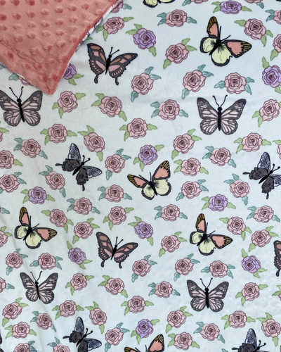 Couverture Géante : Papillons dans un jardin de roses (minky rose)