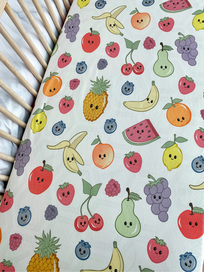 Drap contour pour bassinette en coton : Fruits mignons (fond blanc)