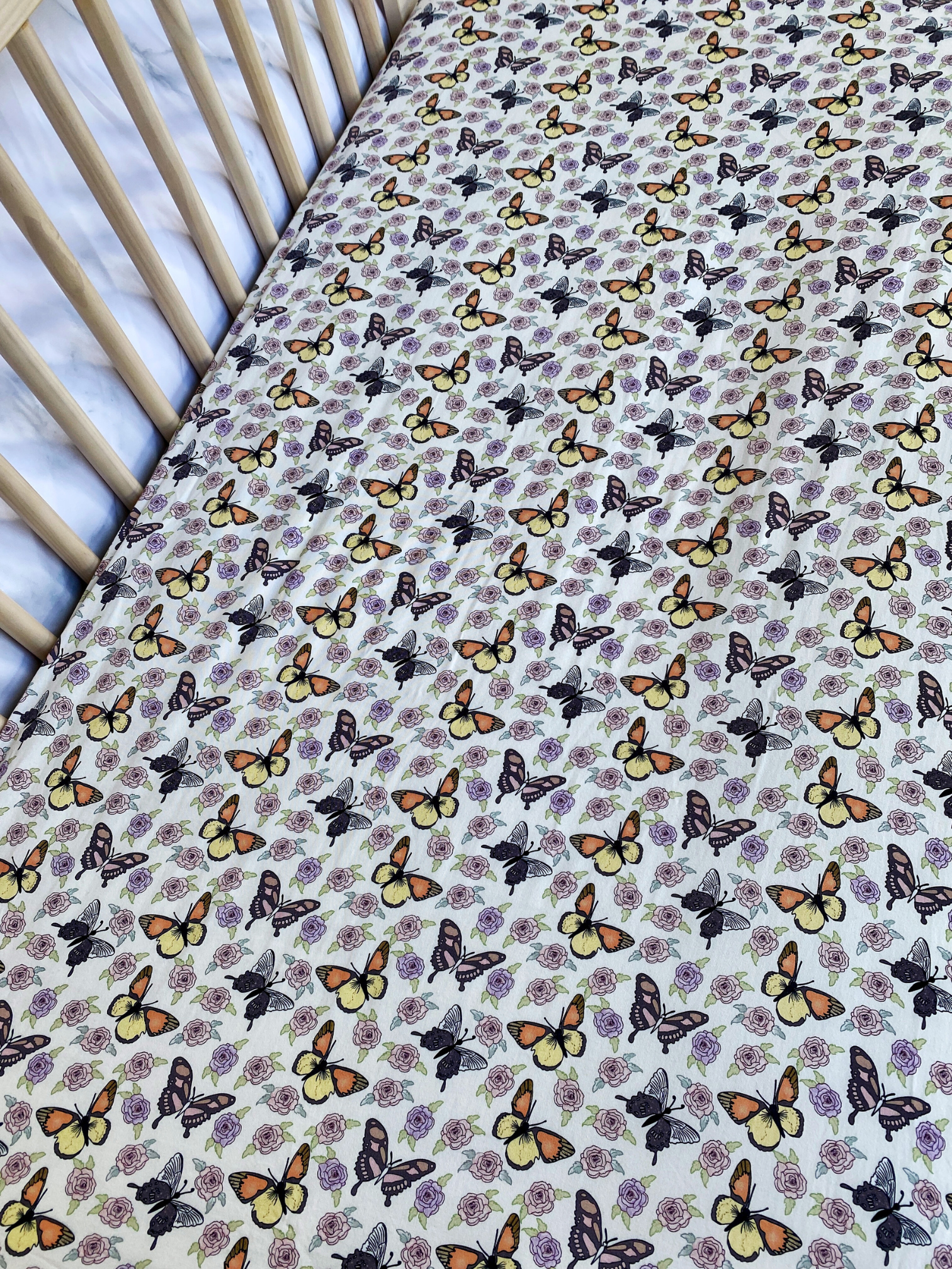 Fitted cotton sheet for bassinet : Butterflies in a rose garden
