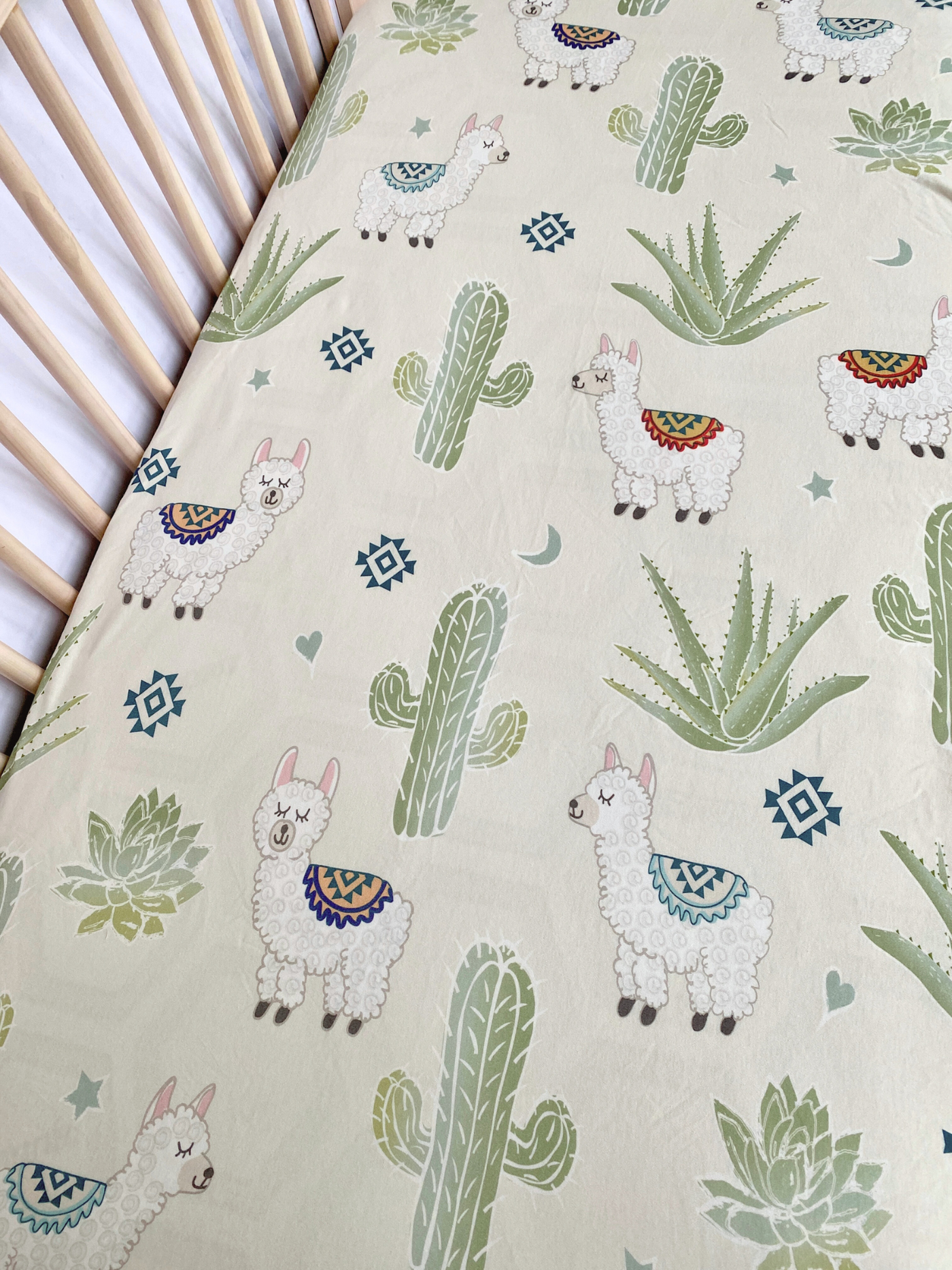 Fitted cotton sheet for bassinet : Sleeping Lama (Cream Background)