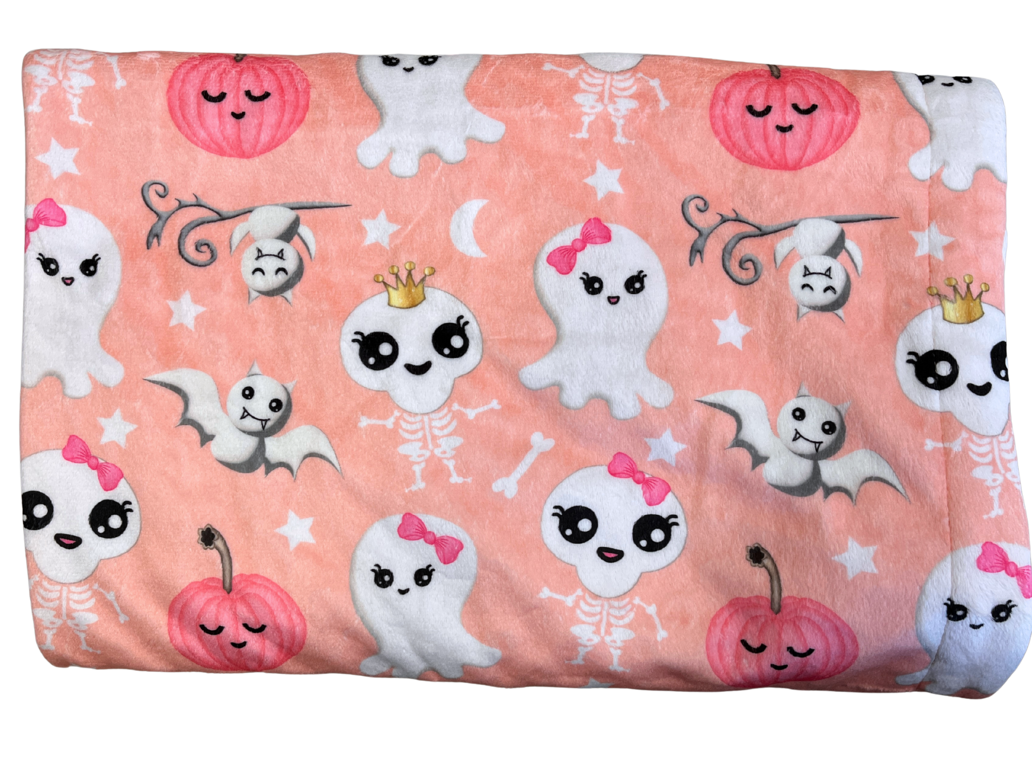 Couverture de bébé : Squelettes drôles, fantômes mignons, chauves-souris coquettes et citrouilles endormies (fond rose)