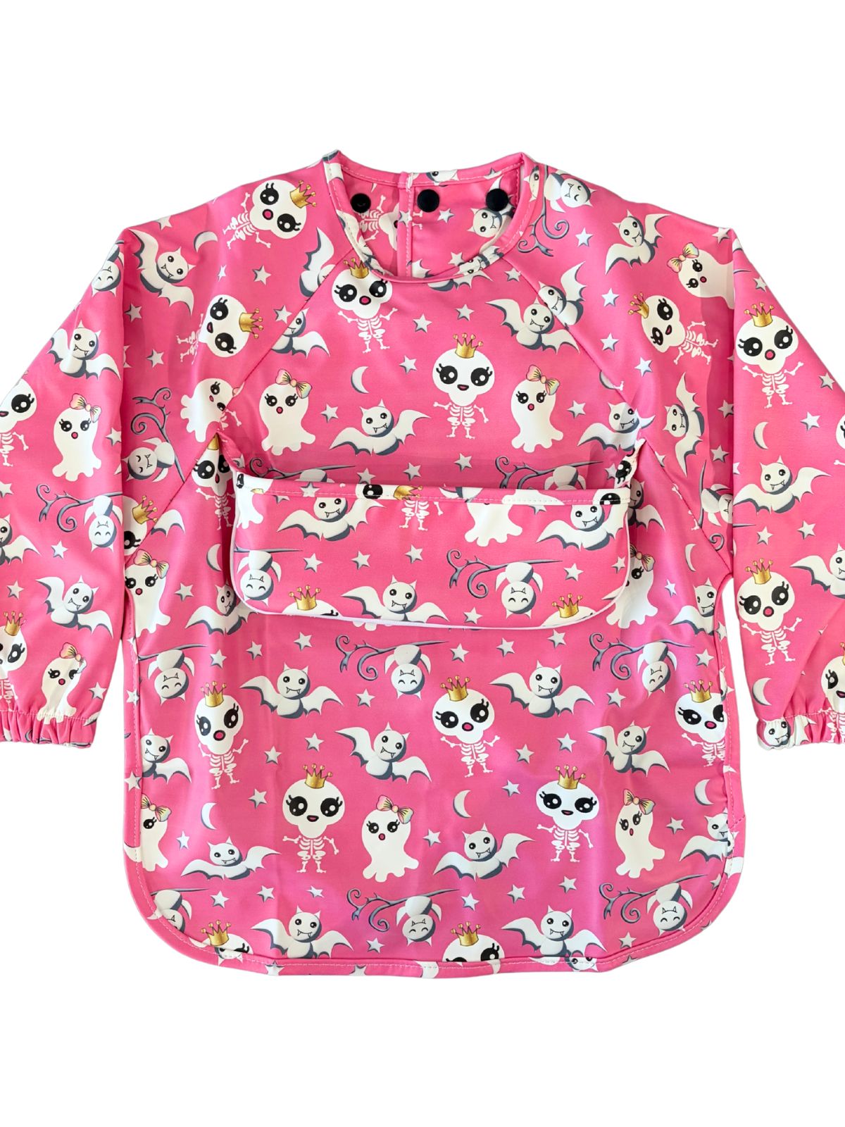 Bavette imperméable à manches longues avec poche : Squelettes drôles, fantômes mignons, chauves-souris coquettes et citrouilles endormies (fond rose)