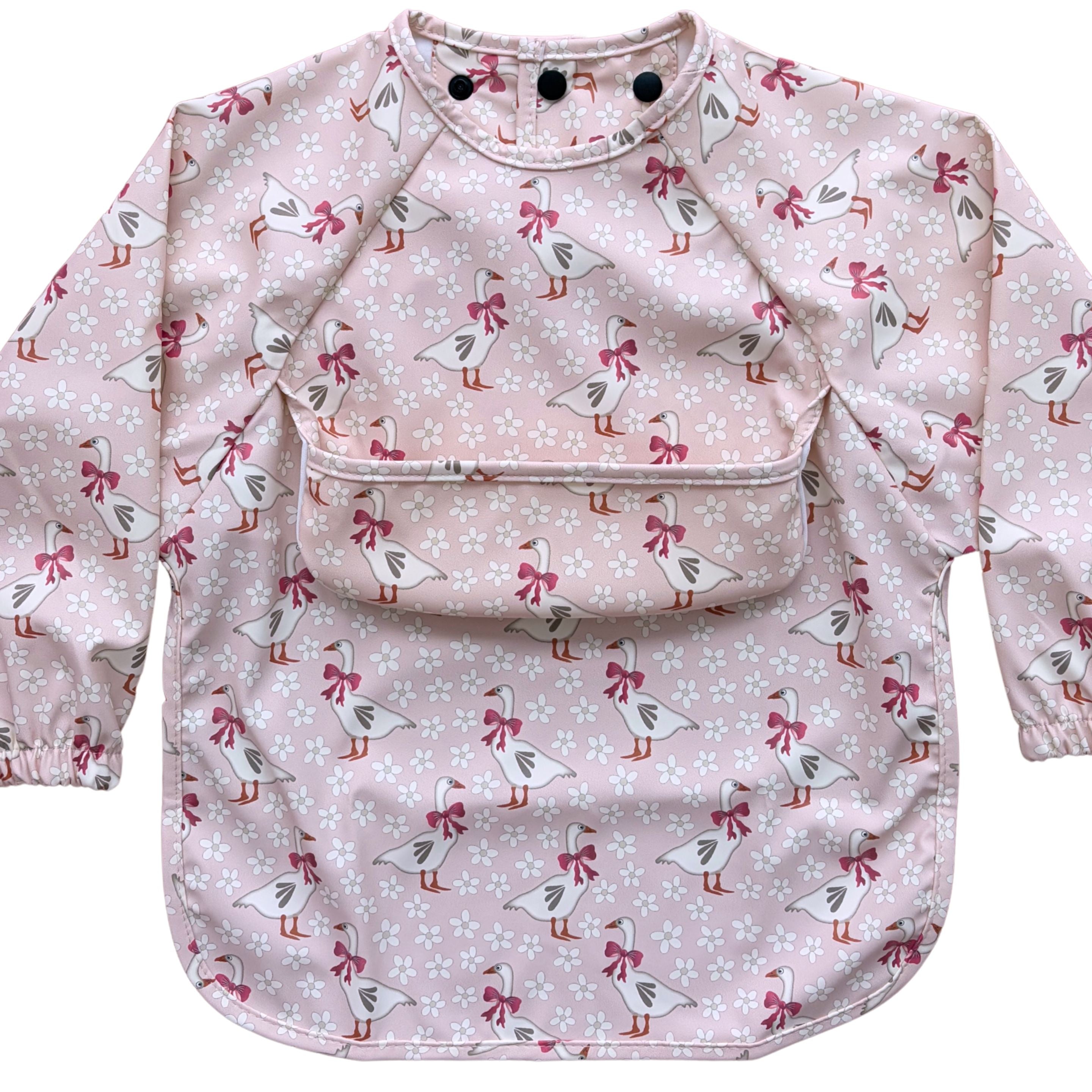 Bavette imperméable à manches longues avec poche : Oies jardins de marguerites fond rose