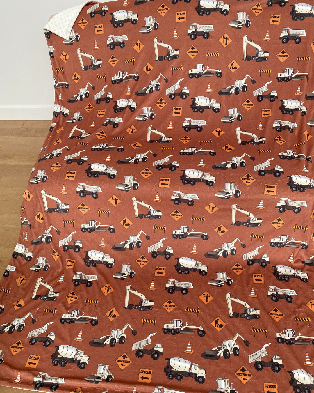 Couverture Géante : Camions de construction (fond terre)