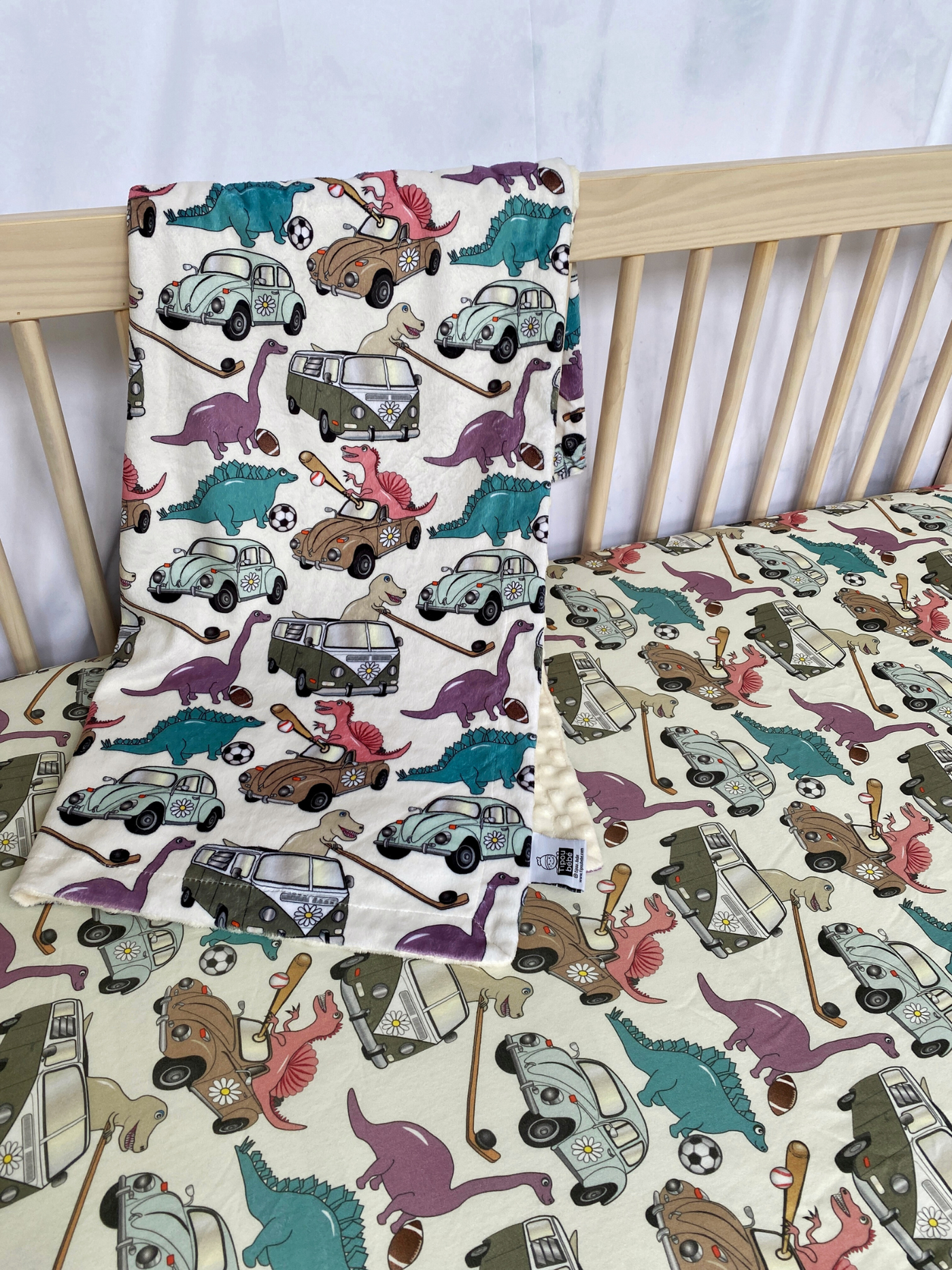 Fitted cotton sheet for bassinet : The dinosaurs in their car