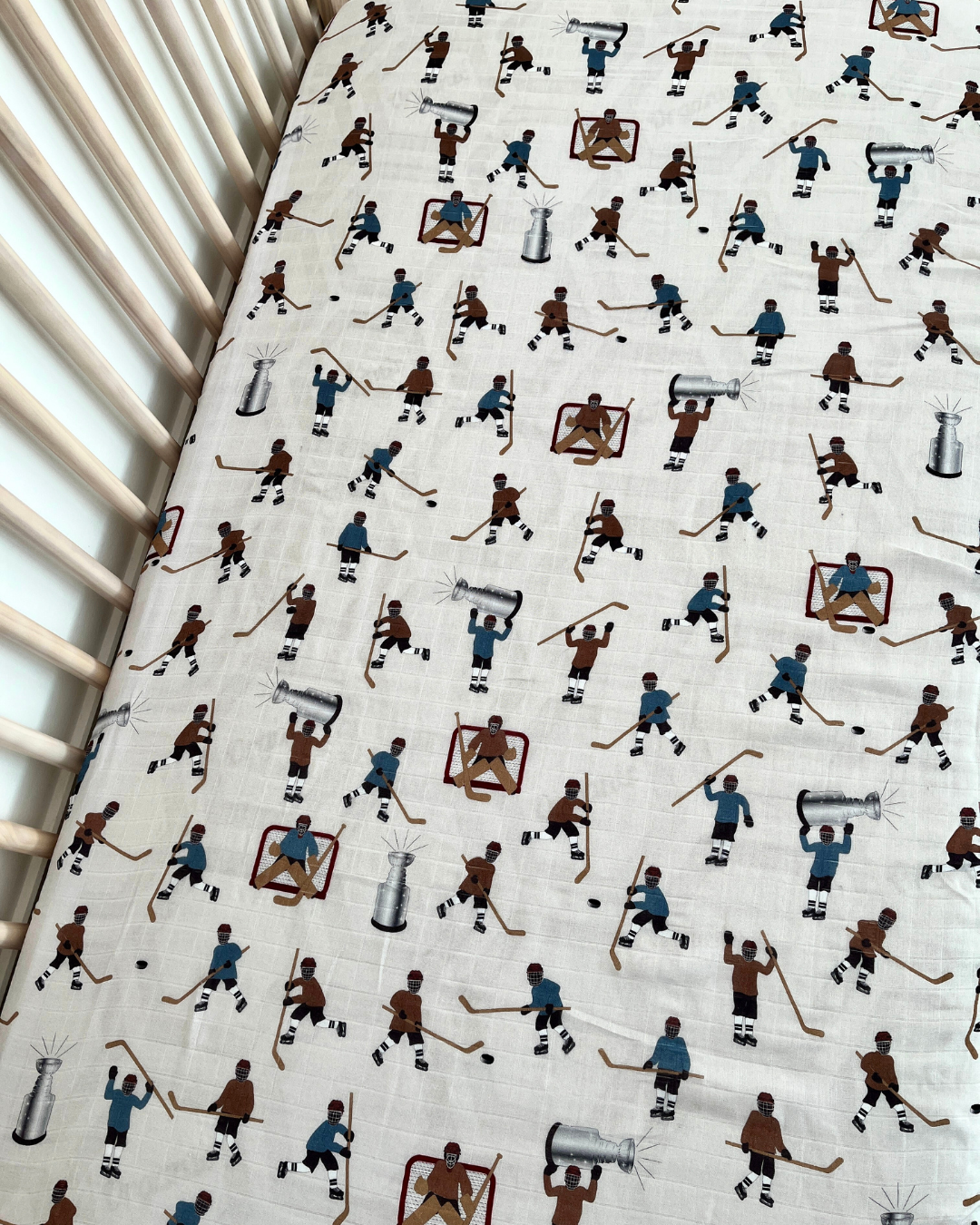 Fitted muslin sheet for bassinet : Hockey players (blue vs brown)