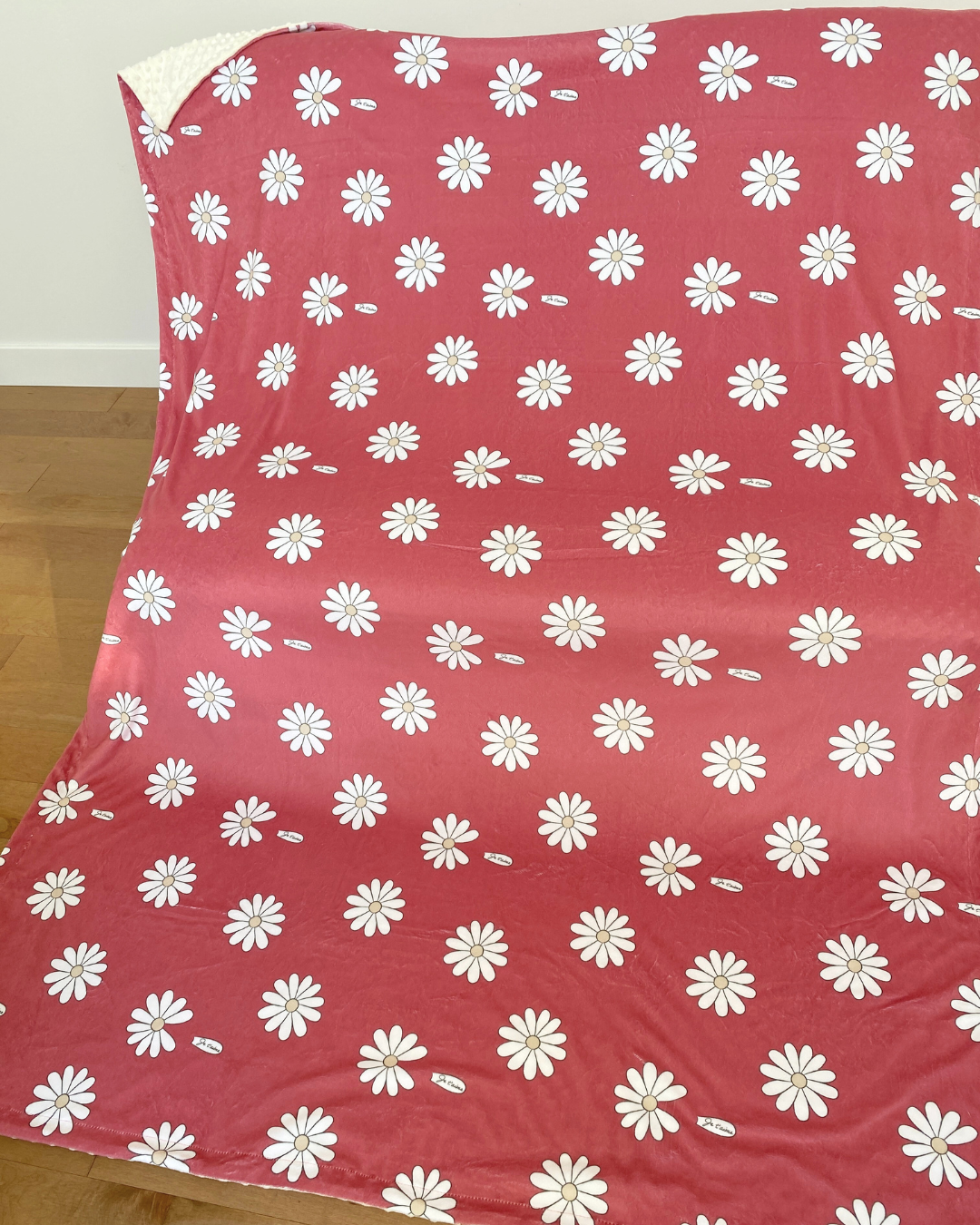 Deep Raspberry Daisies Giant Blanket: Daisies BOHO (Raspberry Background) – Tipou bébé