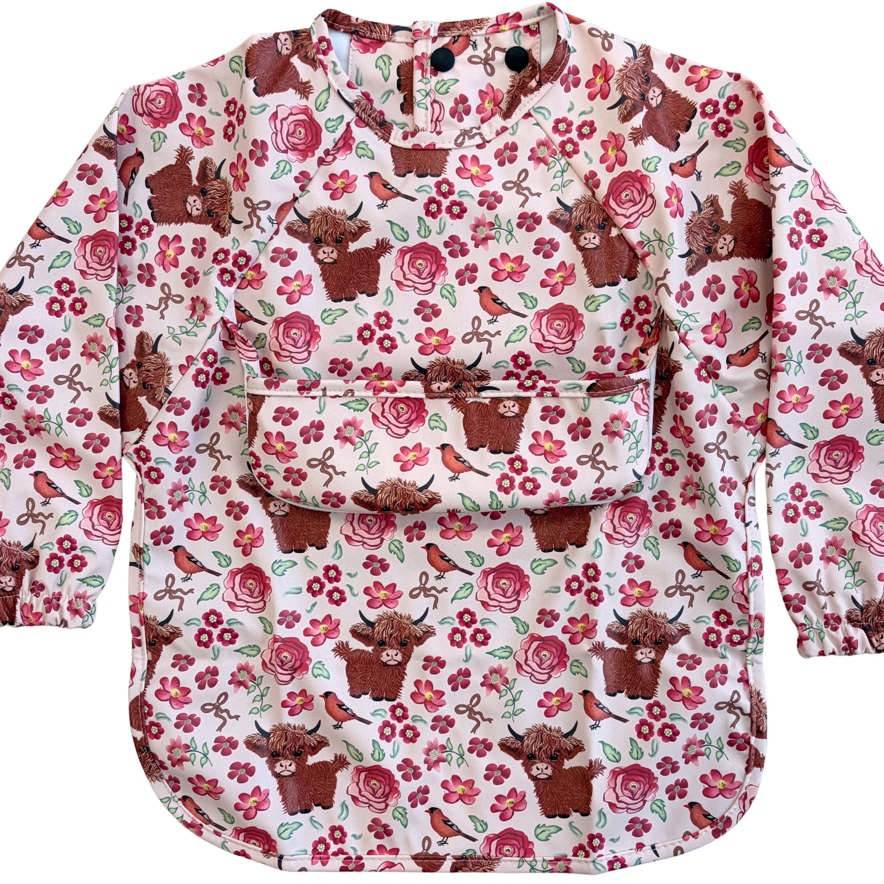 Bavette imperméable à manches longues avec poche : Vaches Highland dans un jardin fleuri rose