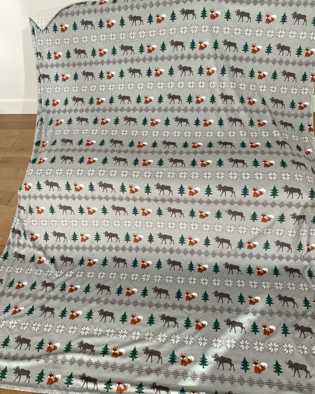 Couverture Géante : Réconfortante scandinave grise renards dans la forêt