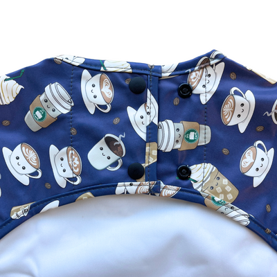 Waterproof long-sleeve bib with pocket: Tipou Baby Café (royal blue background)