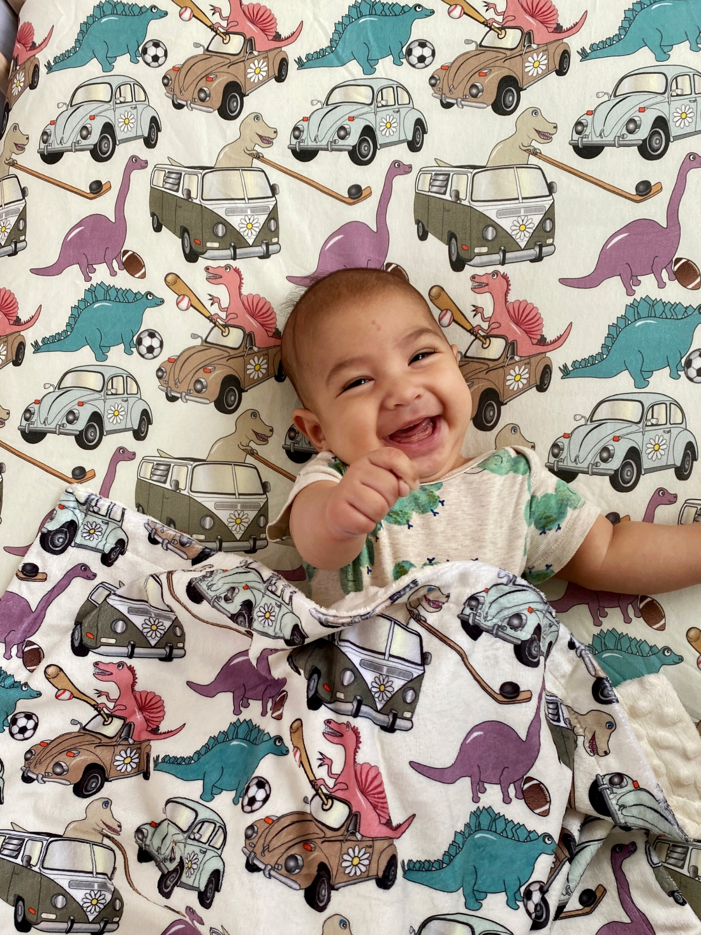 Fitted cotton sheet for bassinet : The dinosaurs in their car