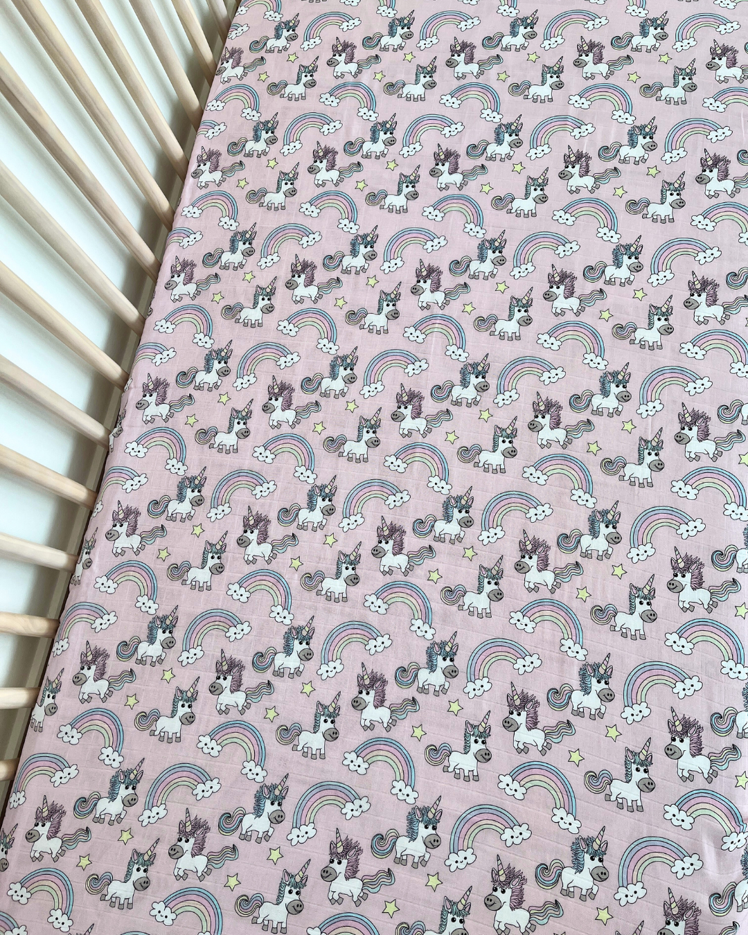 Muslin bassinet sheet: Magical unicorns (pink background)