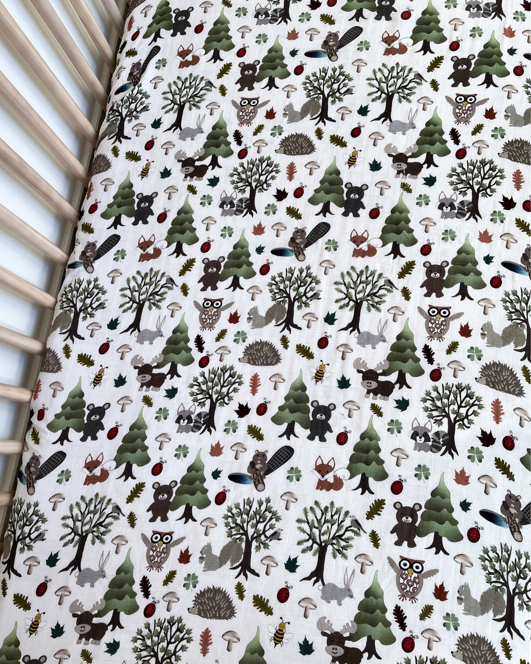 Drap contour pour bassinette en mousseline : Animaux de la forêt joyeux