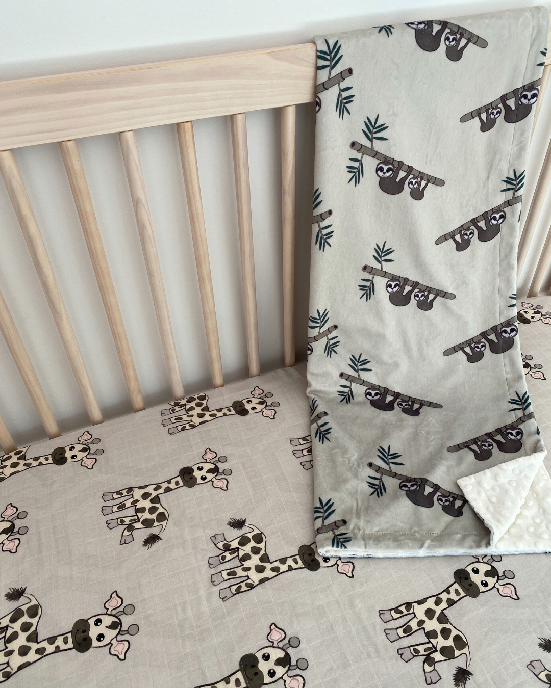 Fitted muslin sheet for bassinet : The Laughing Giraffes