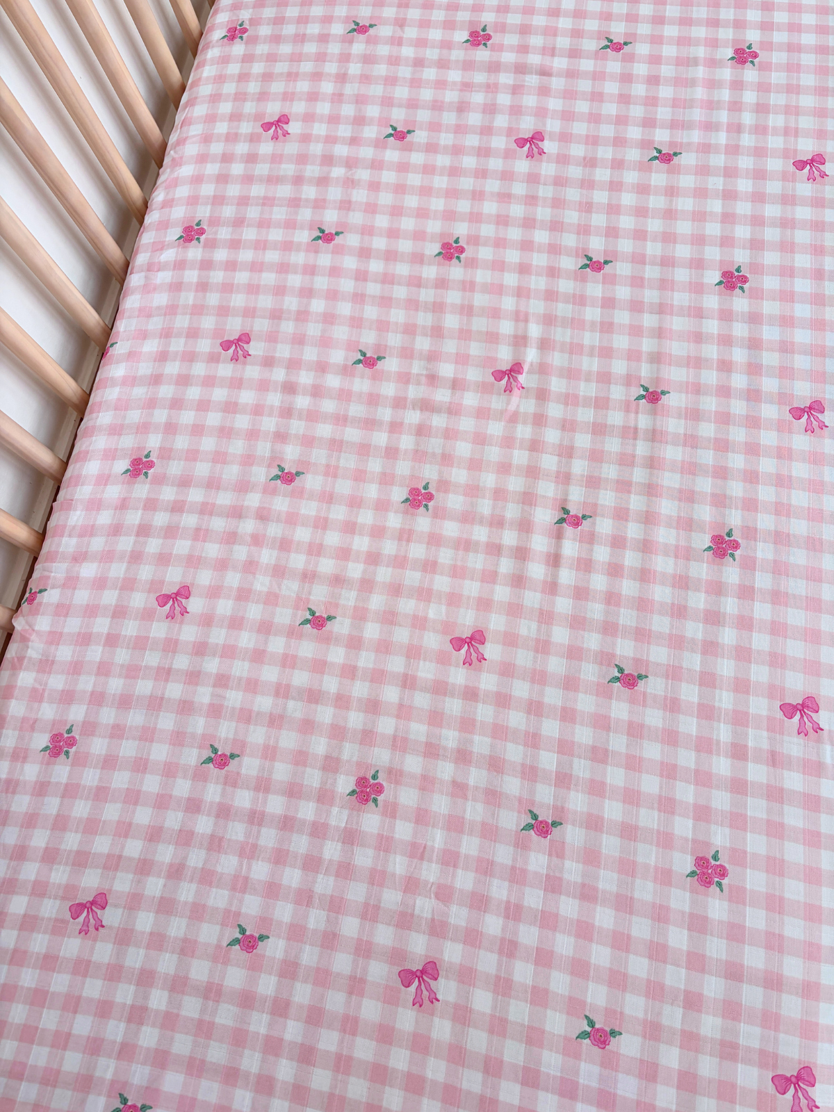 Drap contour pour bassinette en mousseline : Motif gingham rose, roses et boucles