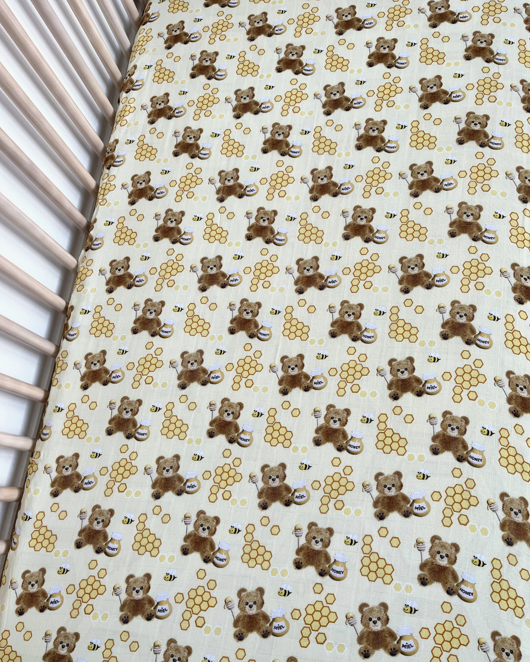Drap contour pour bassinette en mousseline : Oursons charmants et leurs petits pots de miel