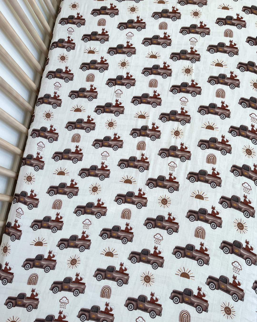 Fitted sheet for bassinet in muslin: Vintage trucks and foxes