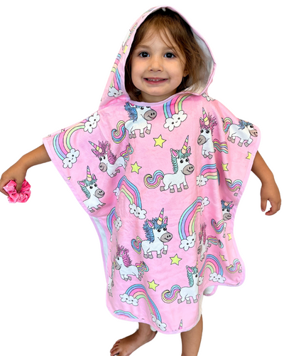 Hooded towel for children (18 months to 5 years): Magical unicorns (pink background)