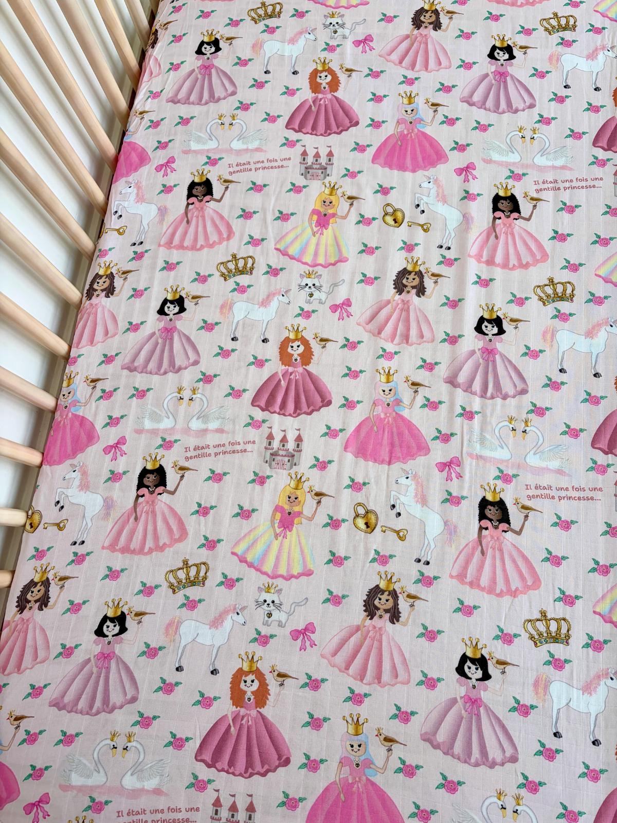 Drap contour pour bassinette en mousseline : Princesses roses et licornes