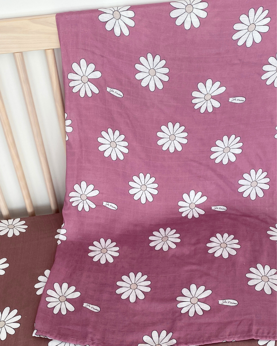 Couverture de mousseline: Marguerites BOHO (fond framboise)