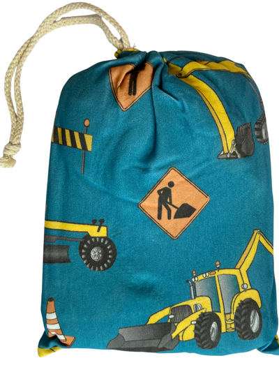 Drap contour pour bassinette en coton : Camions de construction (fond bleu sarcelle)