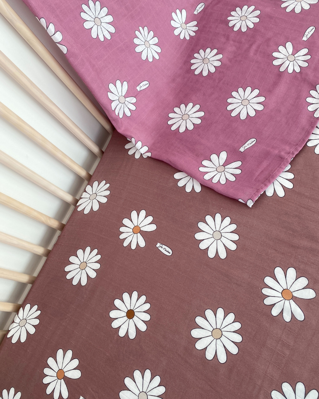 Fitted muslin sheet for bassinet : Daisies BOHO (Earth background)