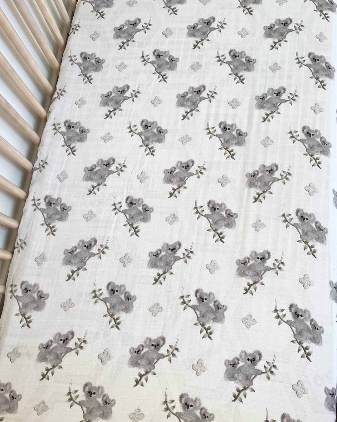 Fitted sheet for crib in muslin: Adorable koalas
