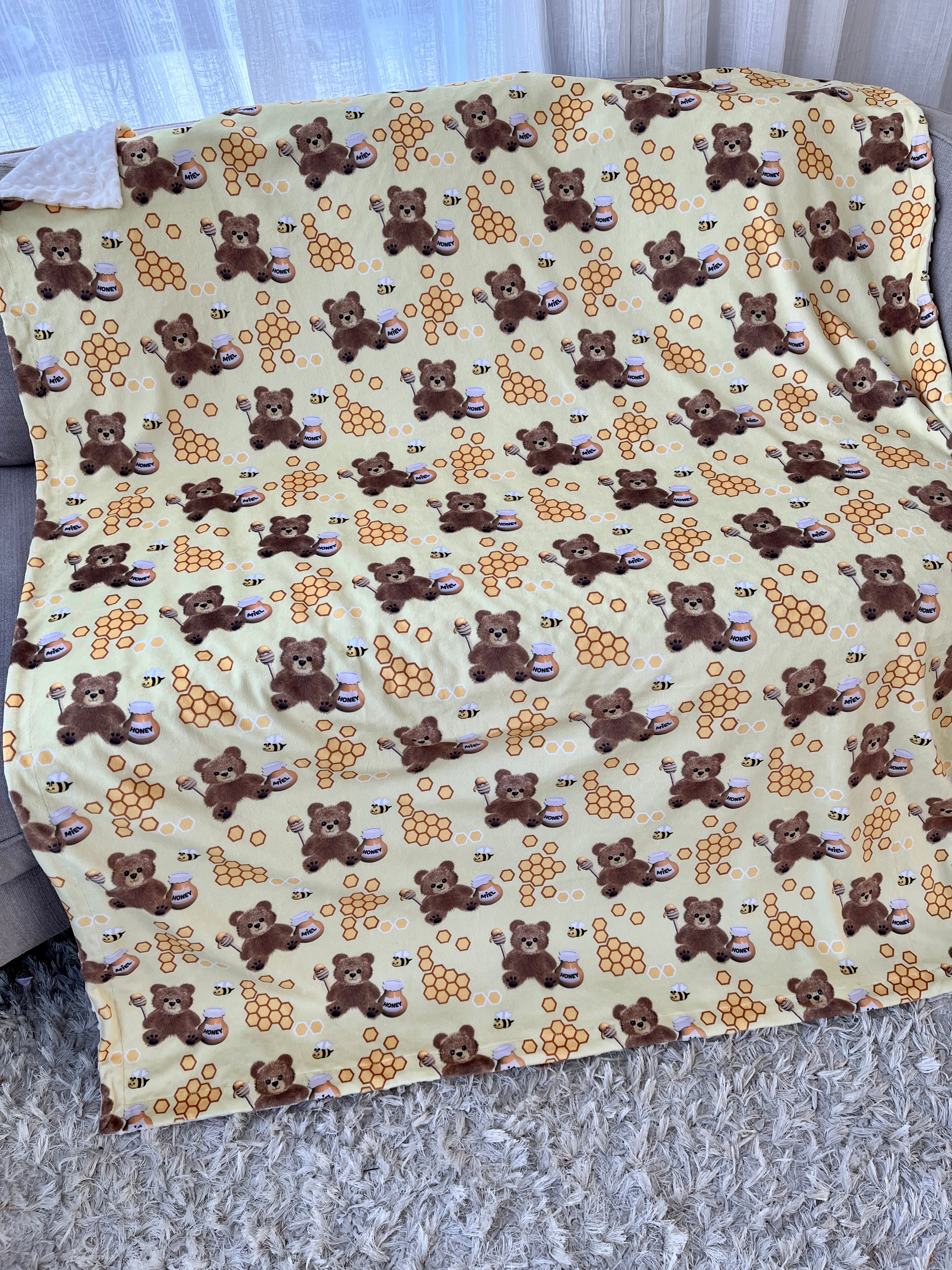 Average Cover: Charming little bears and their small pots of honey