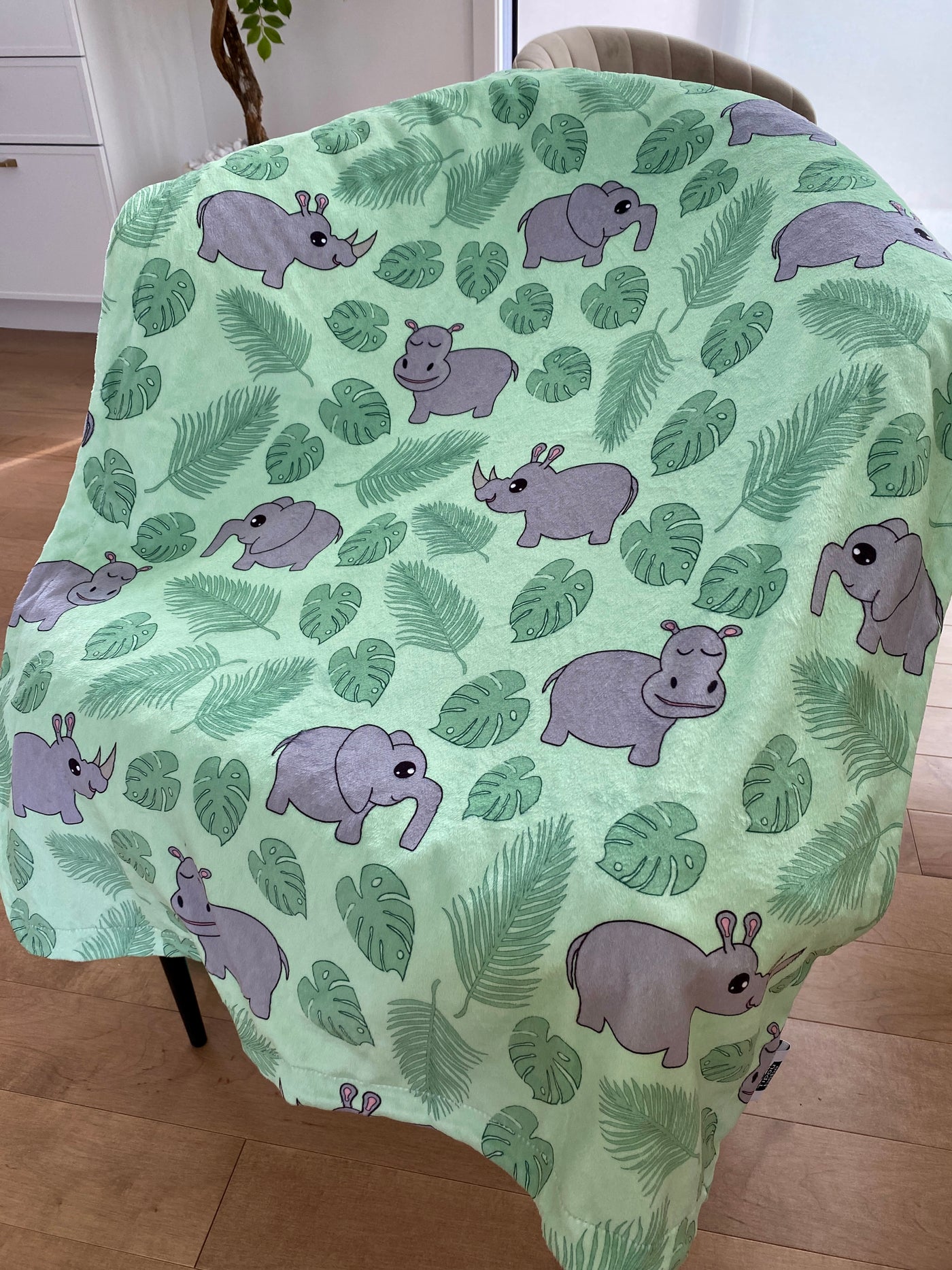 Baby blanket: The pretty plump ones of the jungle (mint background)
