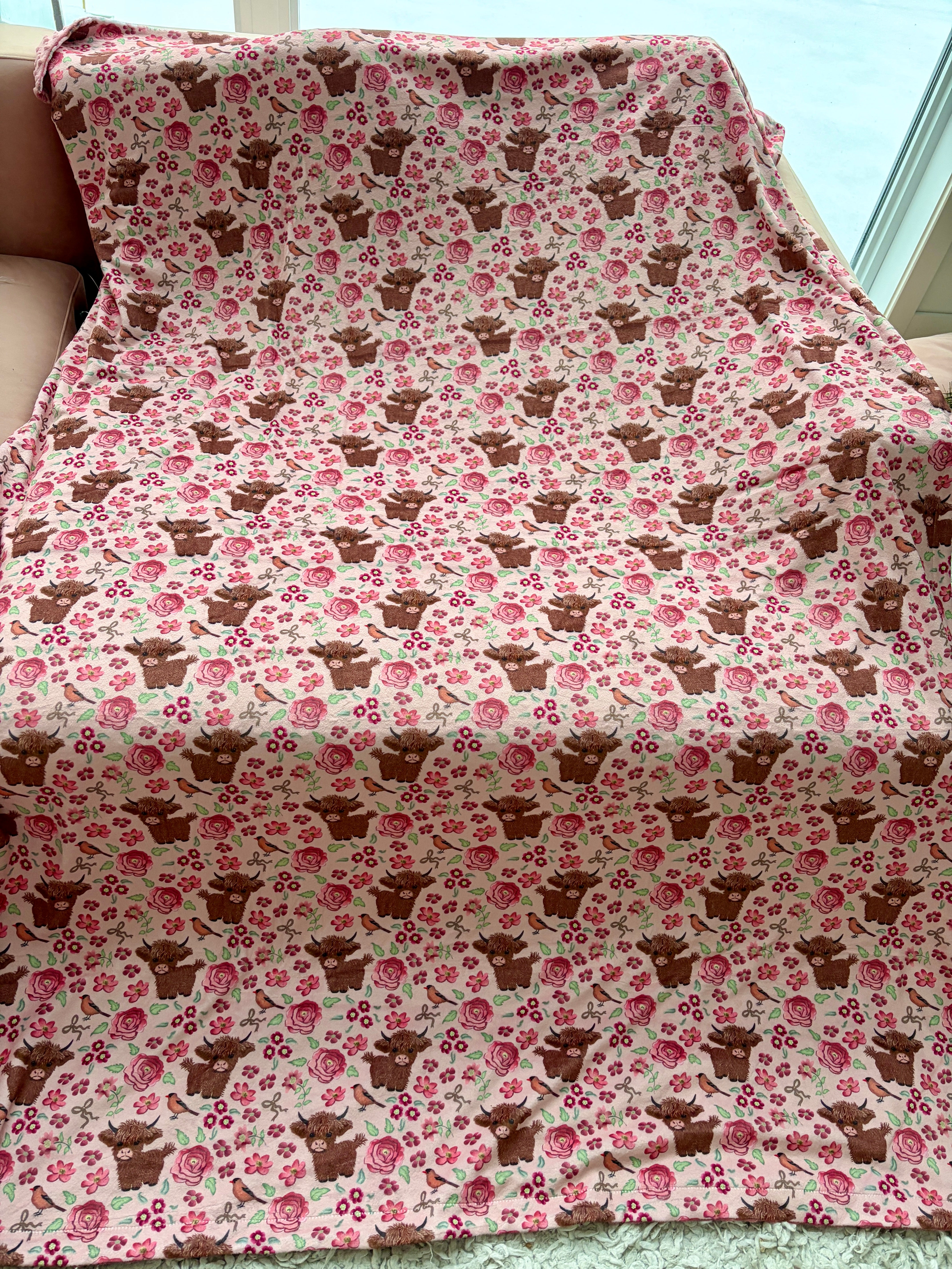 Couverture Géante : Vaches Highland dans un jardin fleuri rose