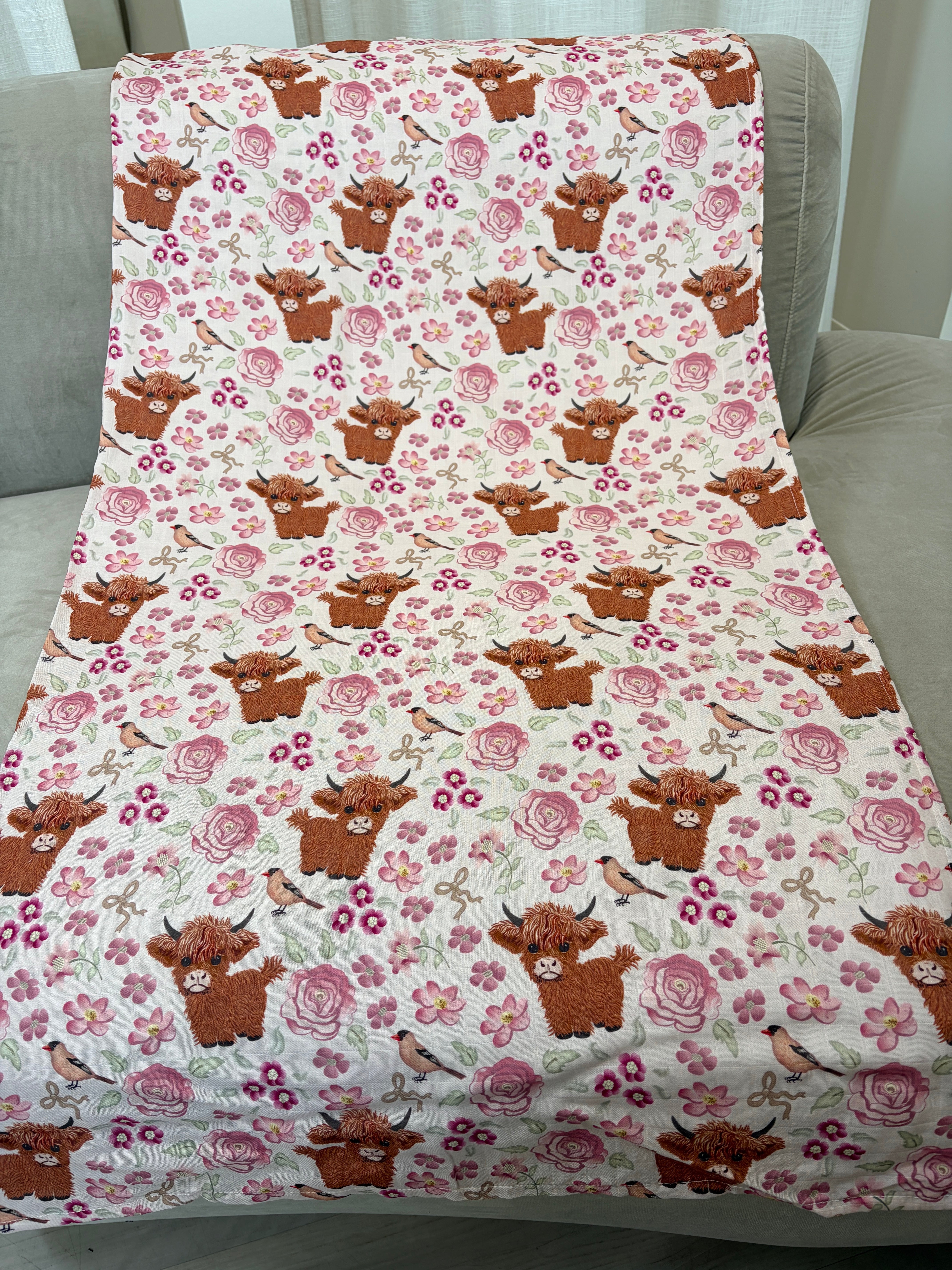 Couverture de mousseline: Vaches Highland dans un jardin fleuri rose