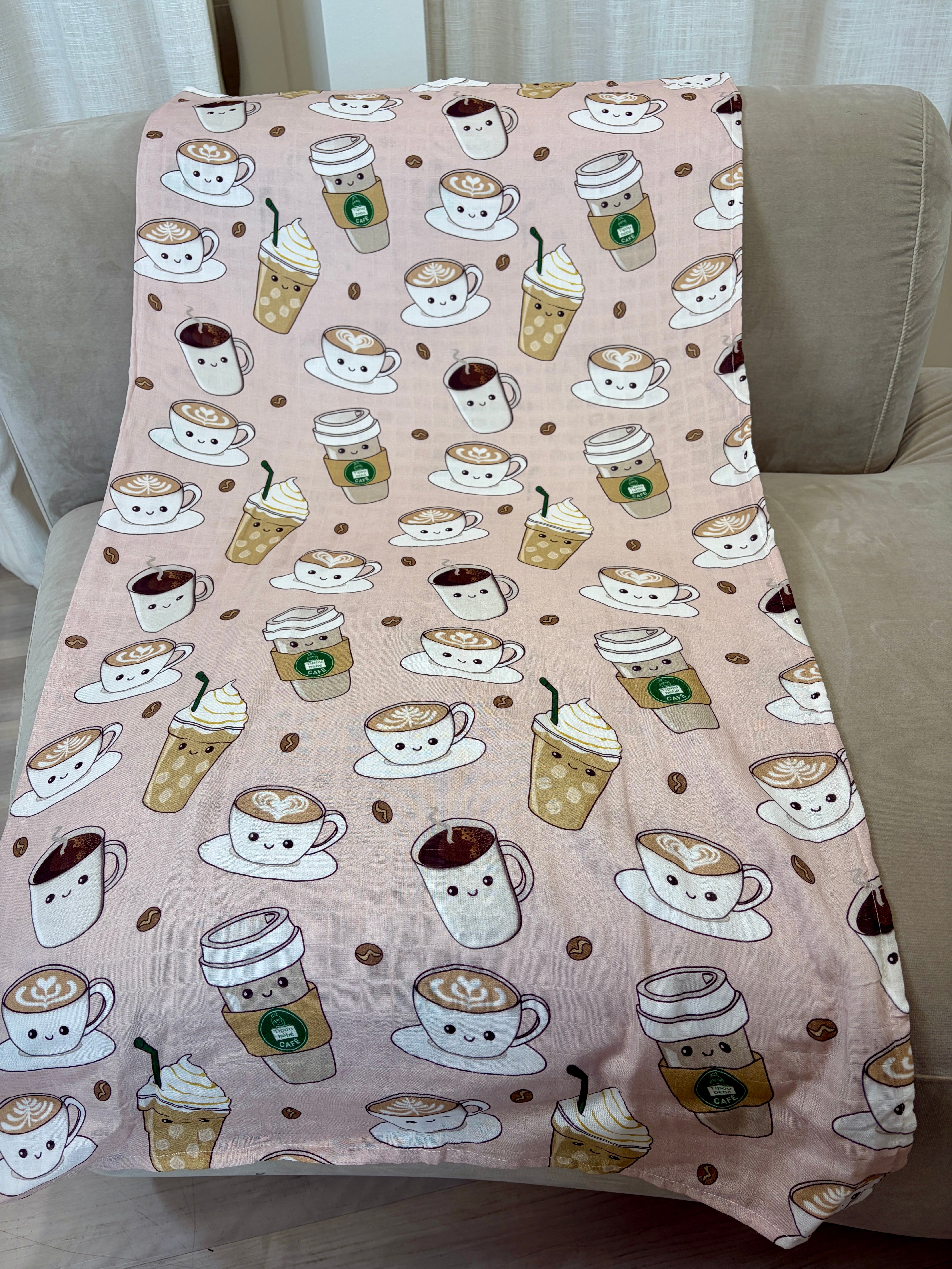Couverture de mousseline: Tipou Bébé Café (fond rose)