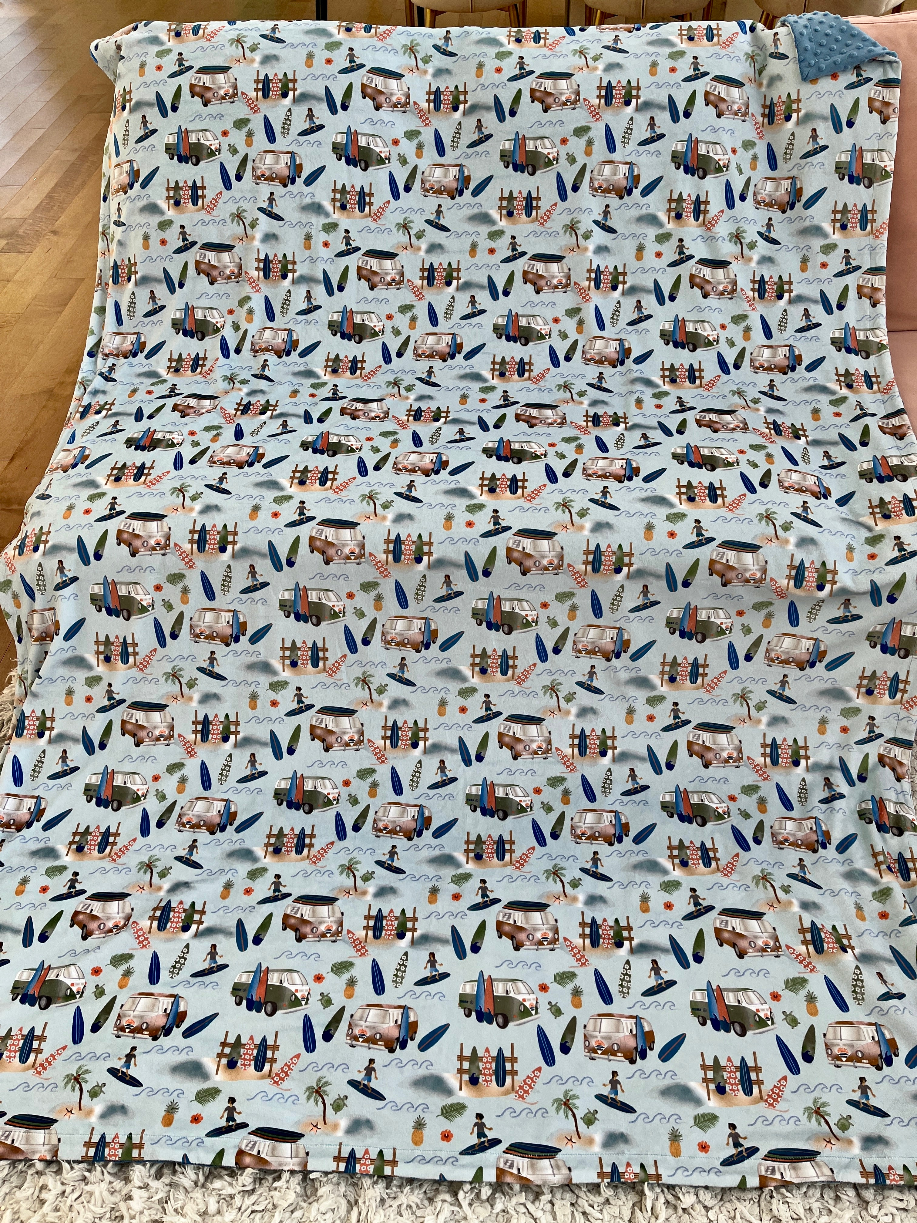 Couverture Géante : Journée de surf en westfalia