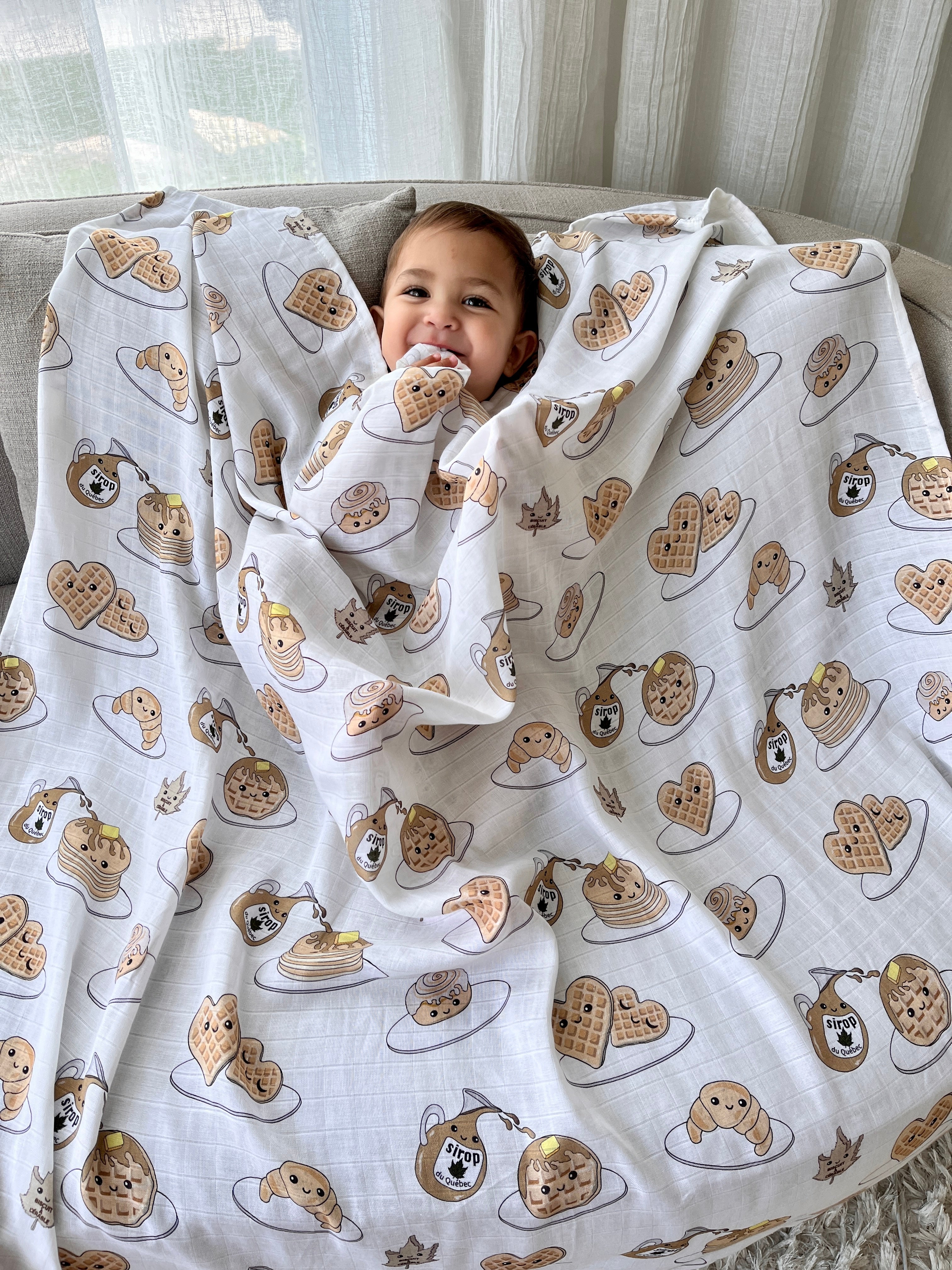 Couverture de mousseline: Sirop d’érable exquis et crêpes savoureuses (fond crème)