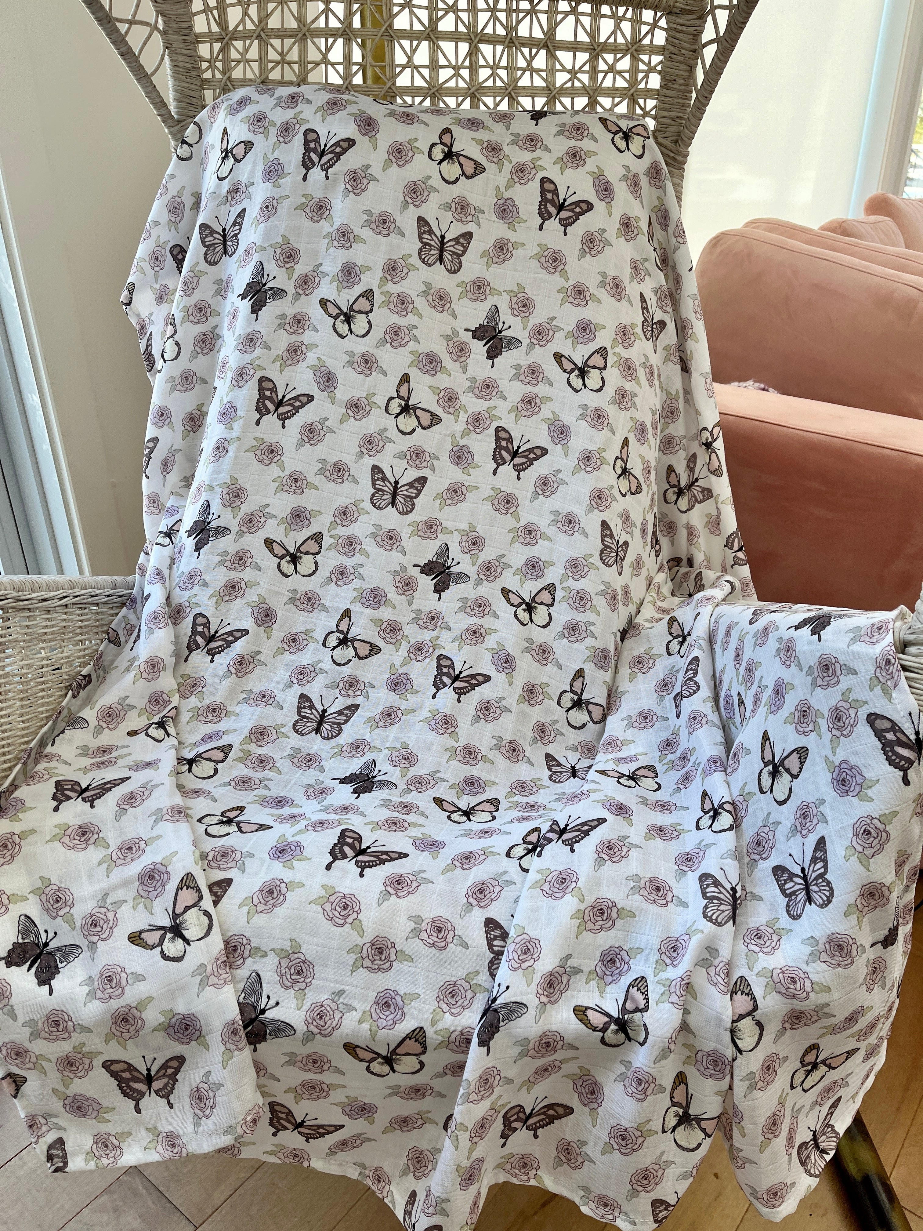 Couverture de mousseline: Papillons dans un jardin de roses