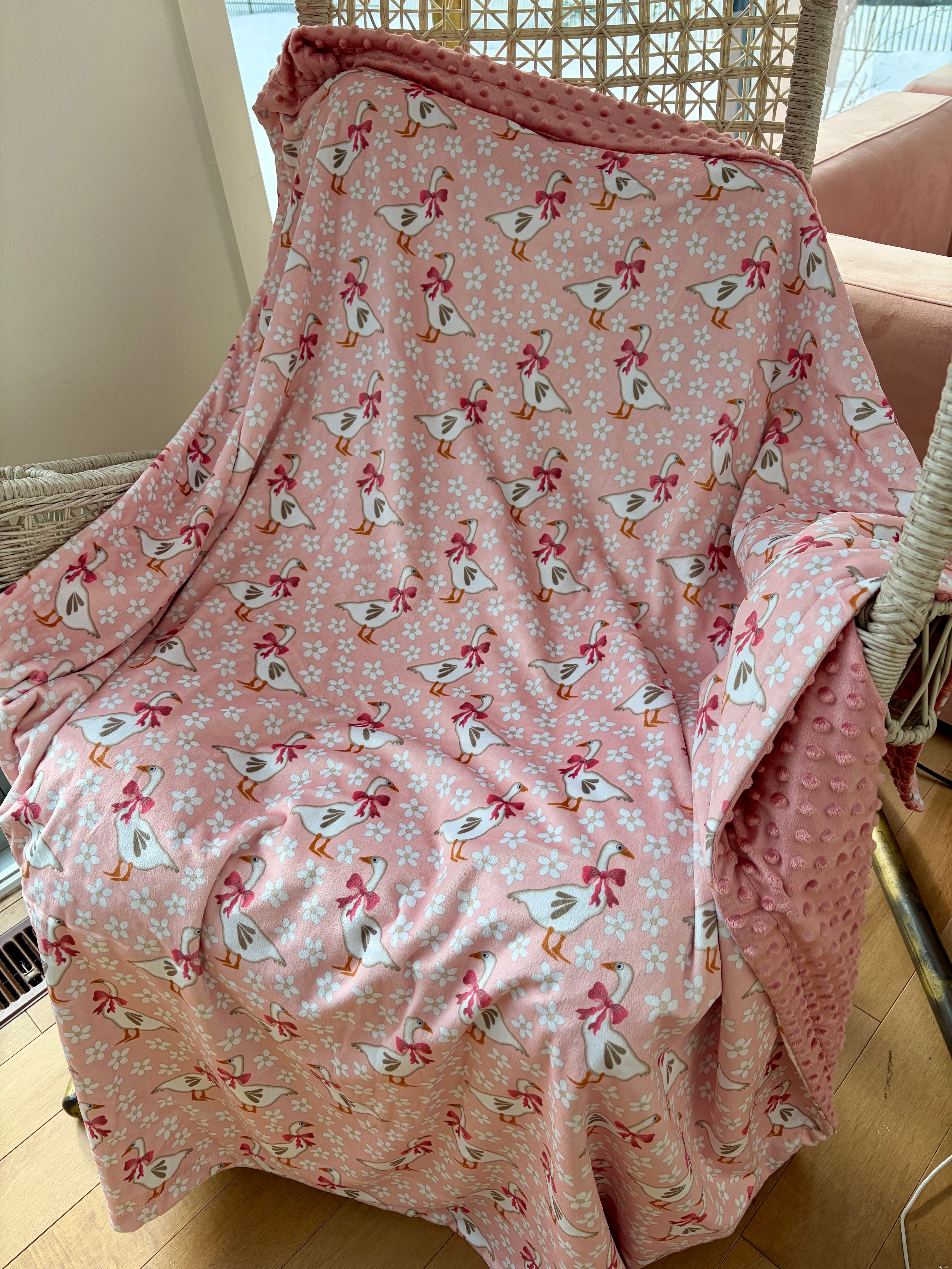 Couverture Moyenne : Oies jardins de marguerites fond rose