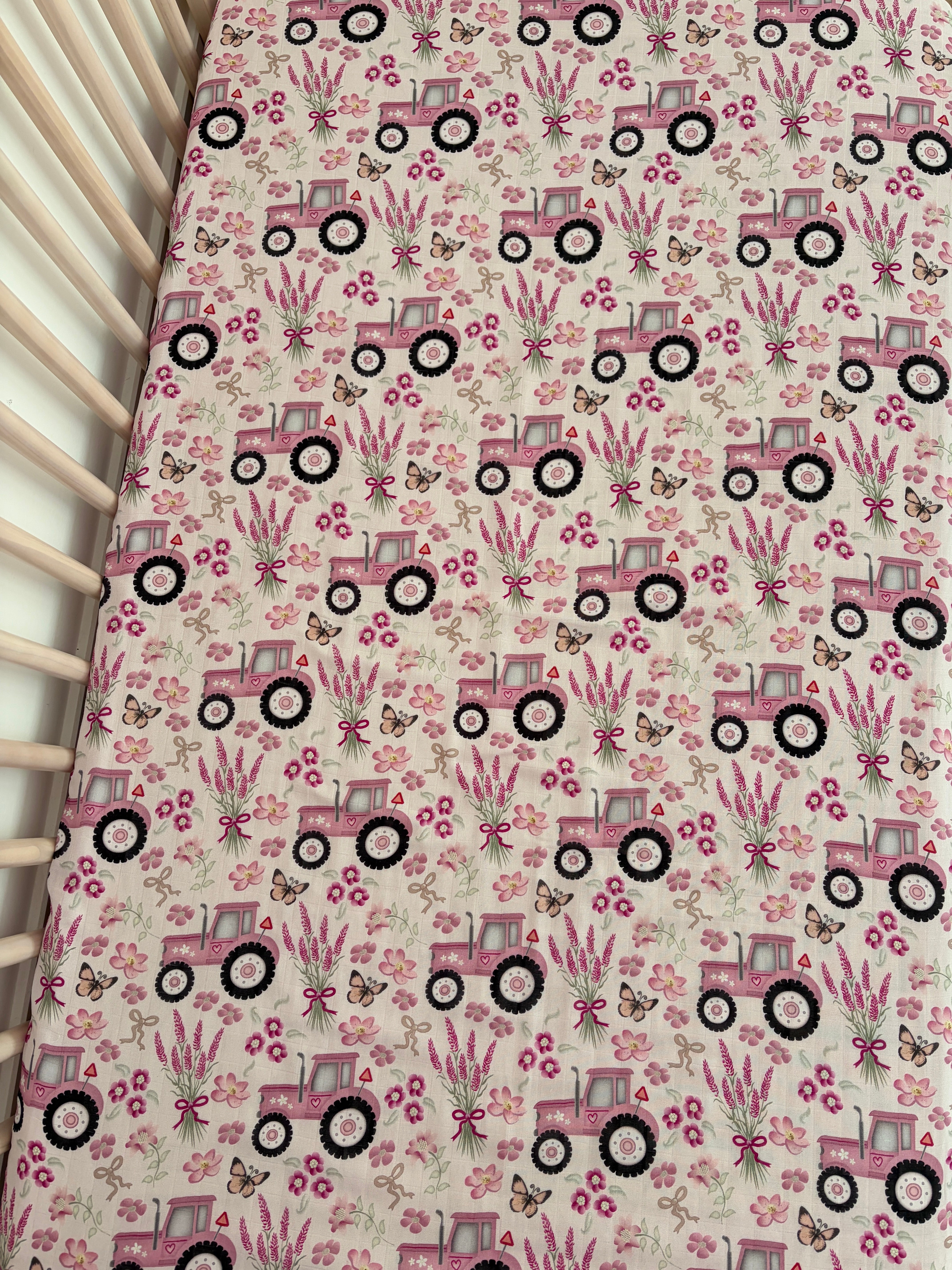Drap contour pour bassinette en mousseline : Tracteurs de ferme dans un jardin fleuri rose