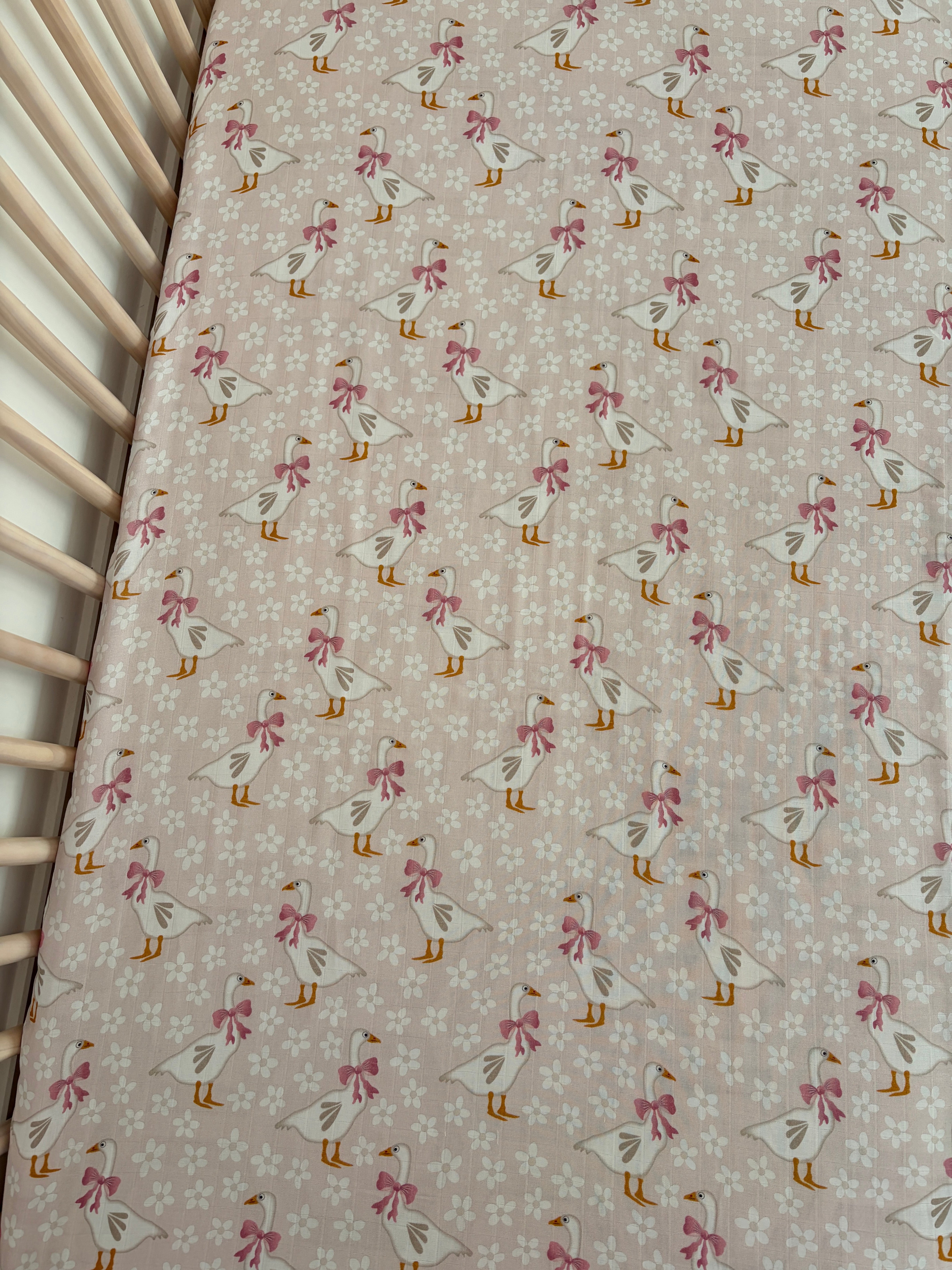 Drap contour pour bassinette en mousseline : Oies jardins de marguerites fond rose